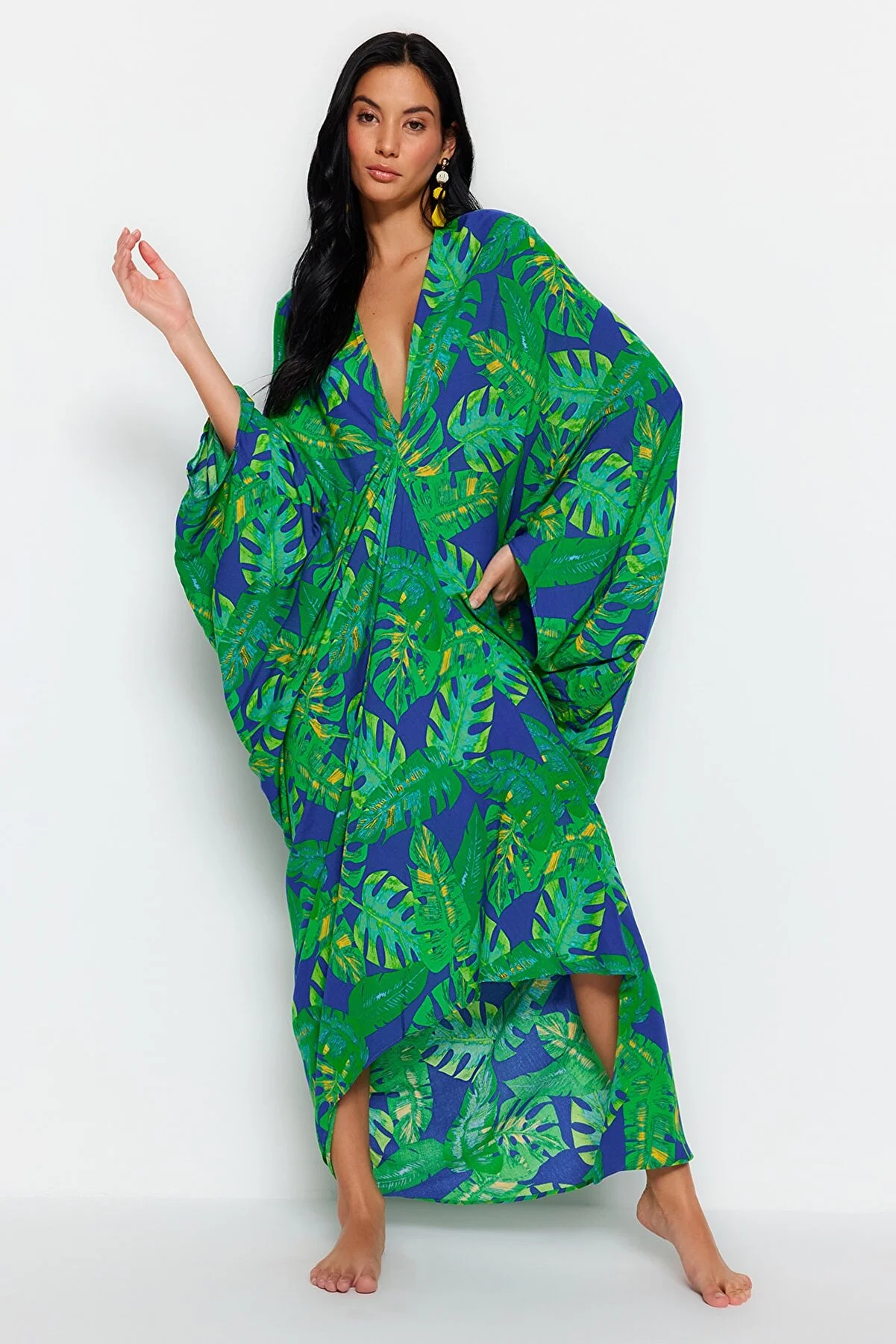 Trendyol Collection  Tropisch gemustertes, weit geschnittenes Maxi-Strandkleid aus Webstoff mit Raffung TBESS23EL00274