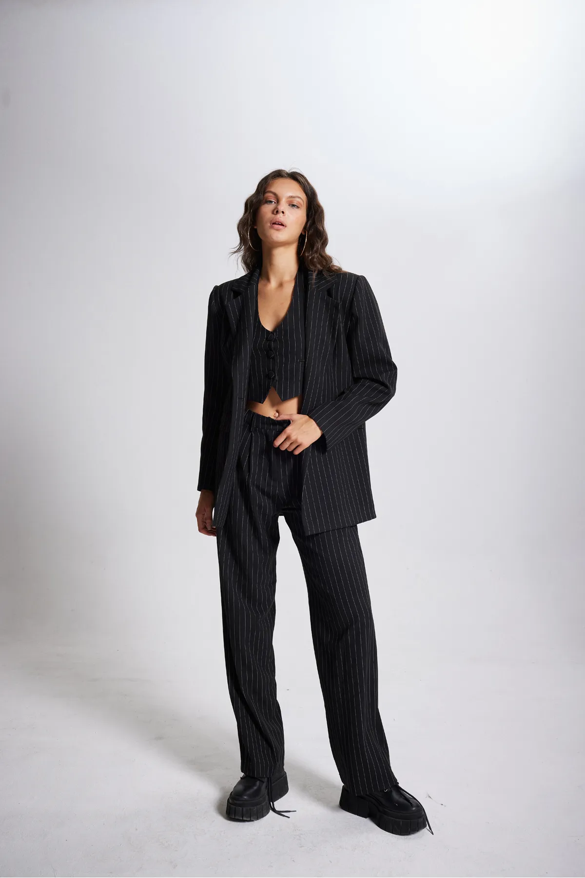 HOLLY LOLLY  Gestreifte Stoffhose mit hoher Taille in Schwarz