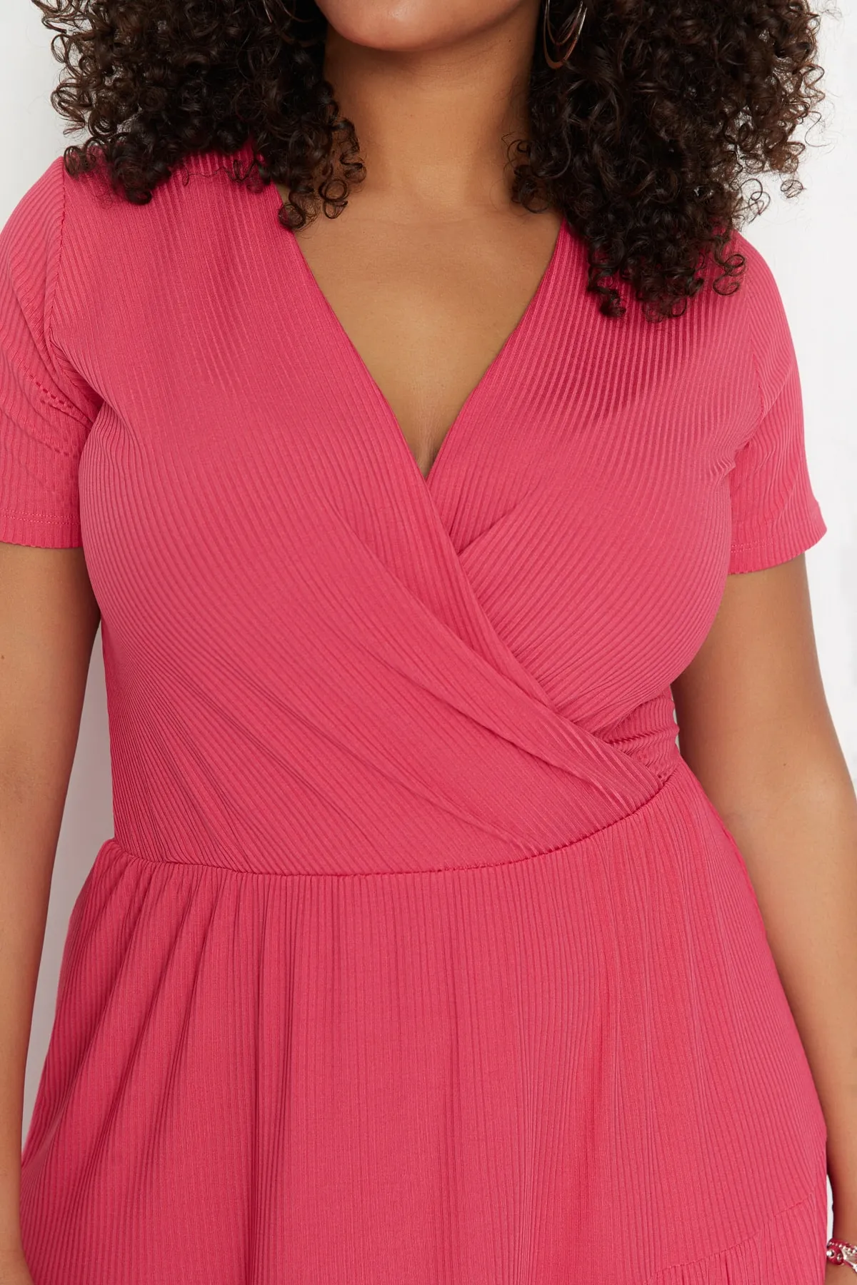 Trendyol Curve  Fuchsiafarbenes Strickkleid mit V-Ausschnitt und Blumenmuster TBBSS22EL1638