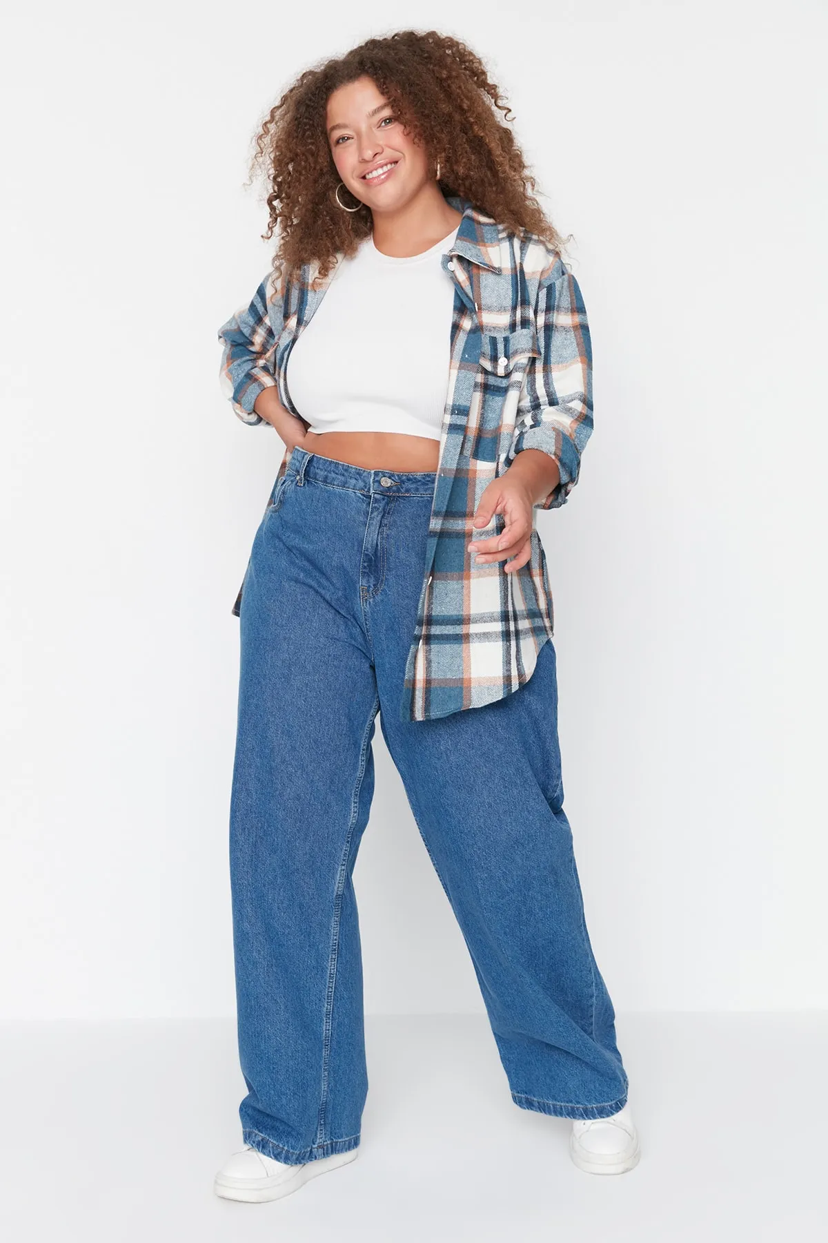 Trendyol Curve  Blaue, weit geschnittene Jeans mit hoher Taille TBBAW23CJ00020