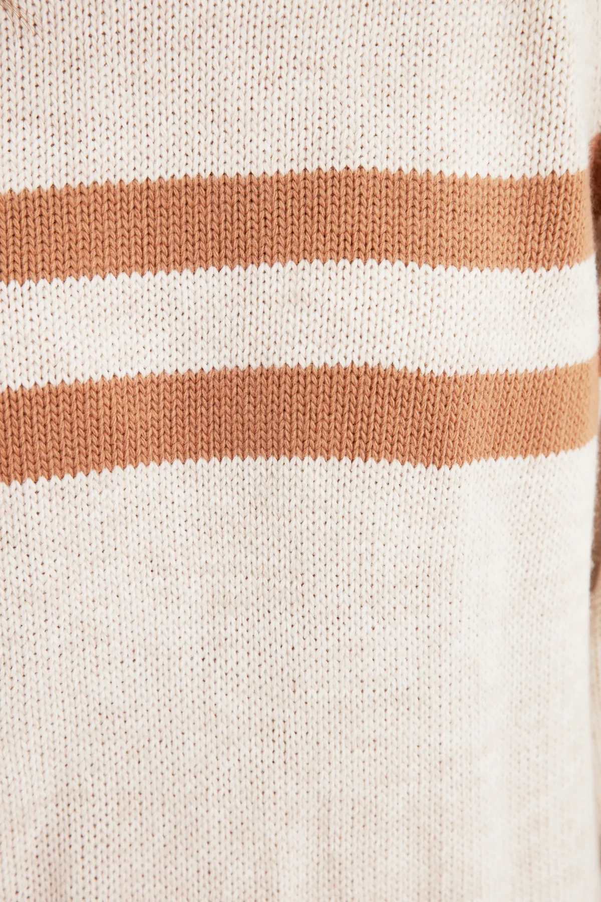 Trendyol Modest  Stone Doppelt gestreifter Strickpullover TCTAW22AK0102