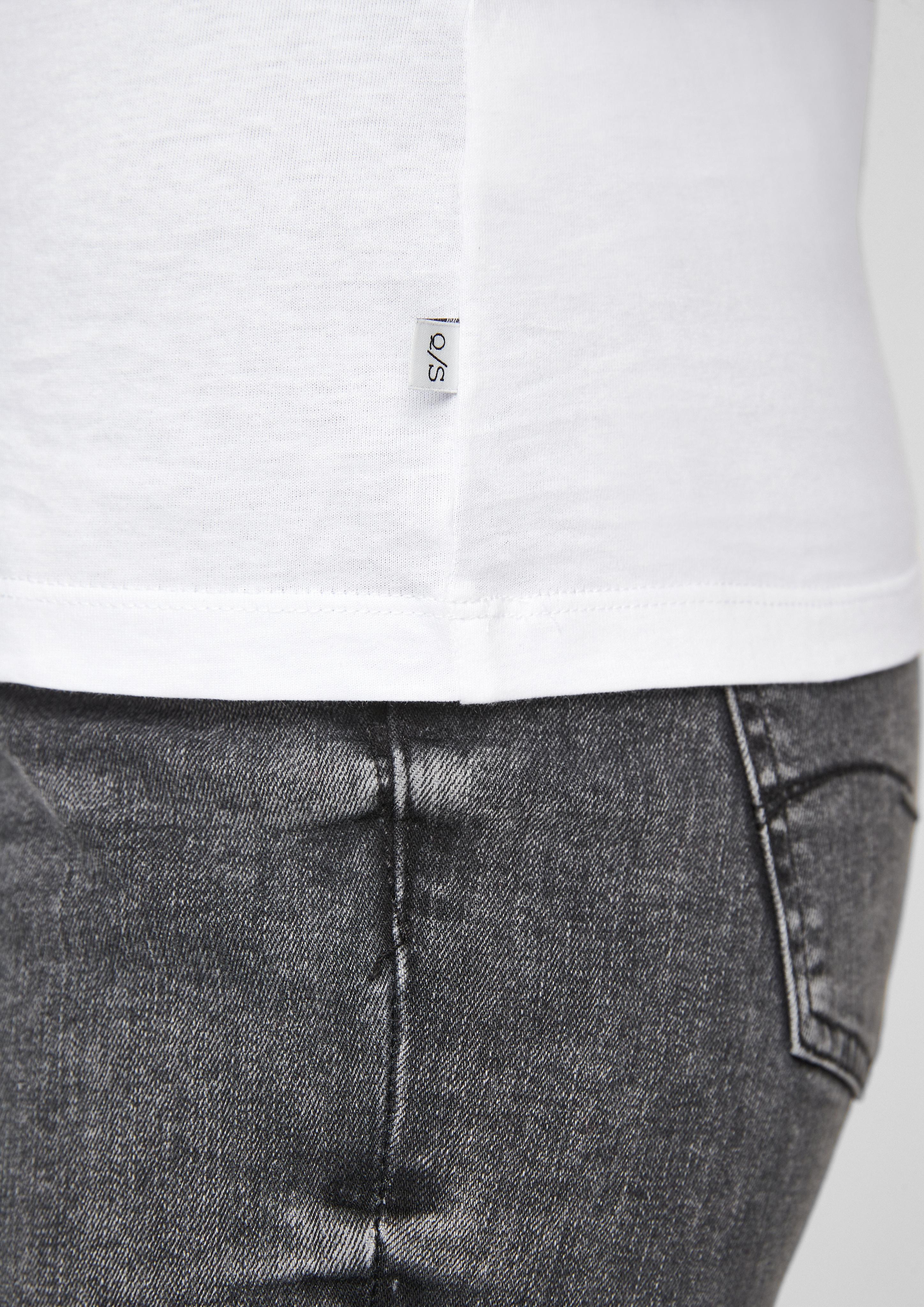 T-Shirt mit V-Ausschnitt  45.899.32.6149-0100