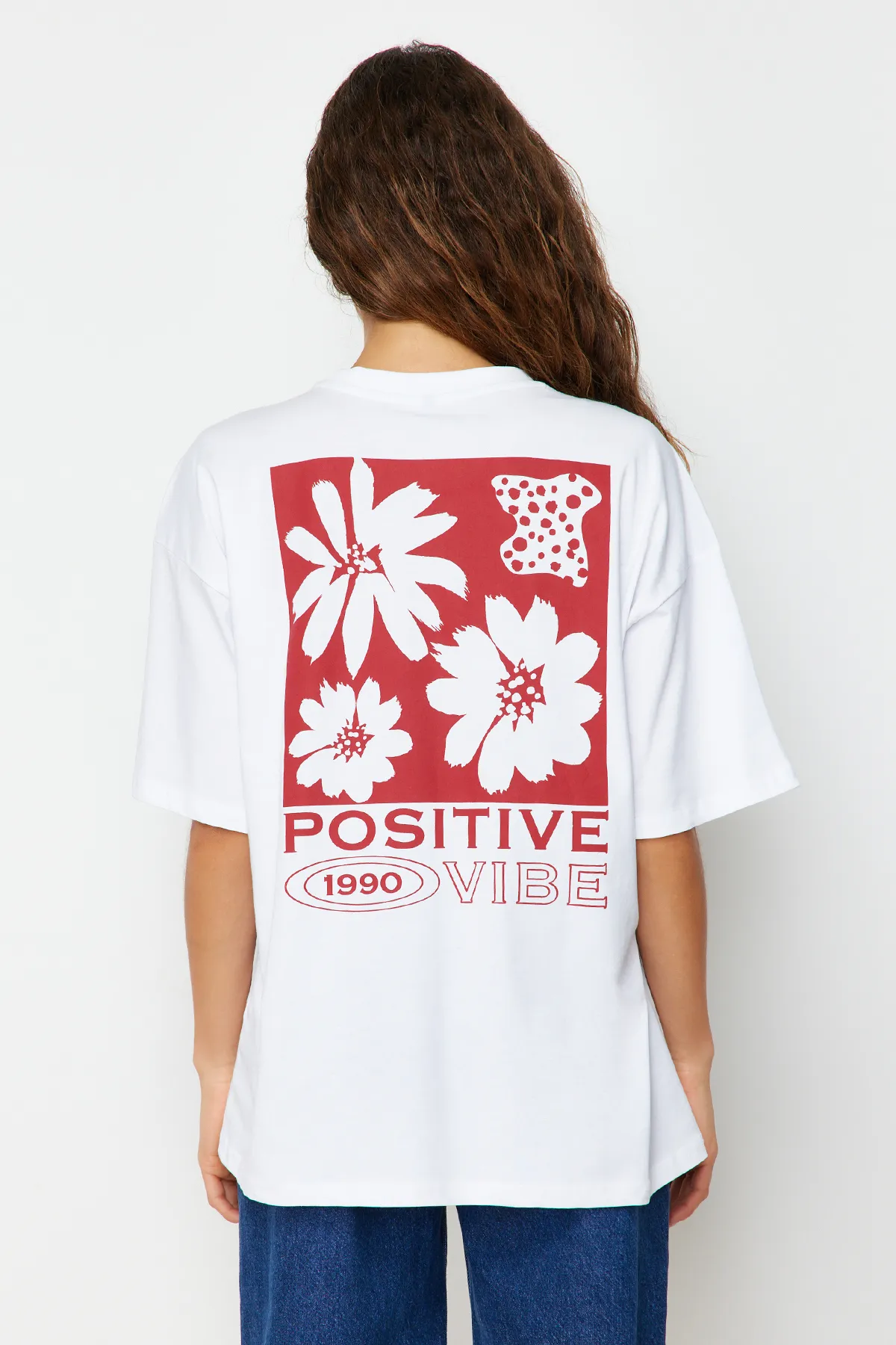 Trendyol Collection  Weißes Strick-T-Shirt mit Rundhalsausschnitt aus 100 % Baumwolle mit Aufdruck auf der Rückseite und weiter Passform TWOSS23TS00321