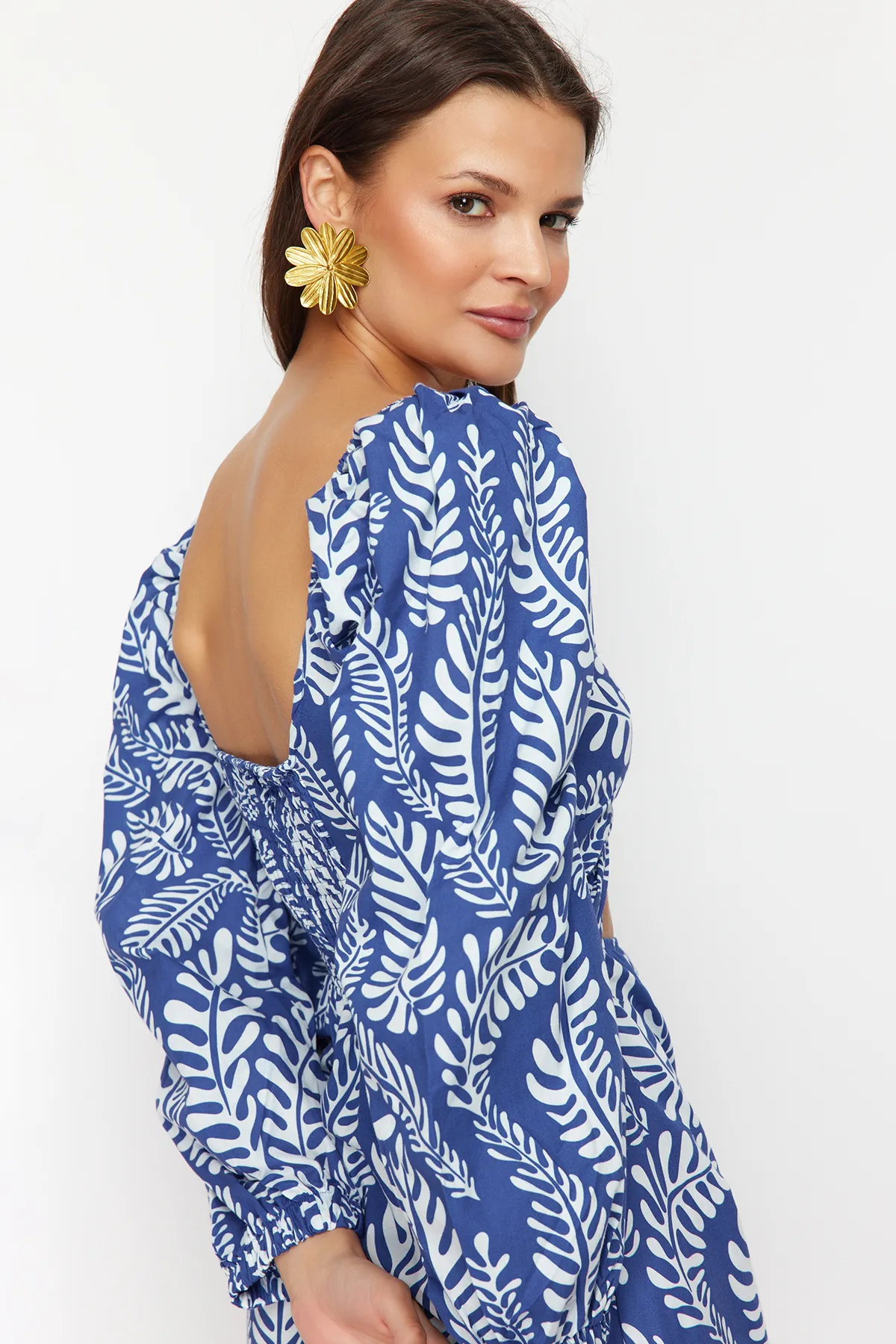 Trendyol Collection  Gewebtes Mini-Strandkleid mit Cut-out/Fensterausschnitt und tropischem Print TBESS23EL00175