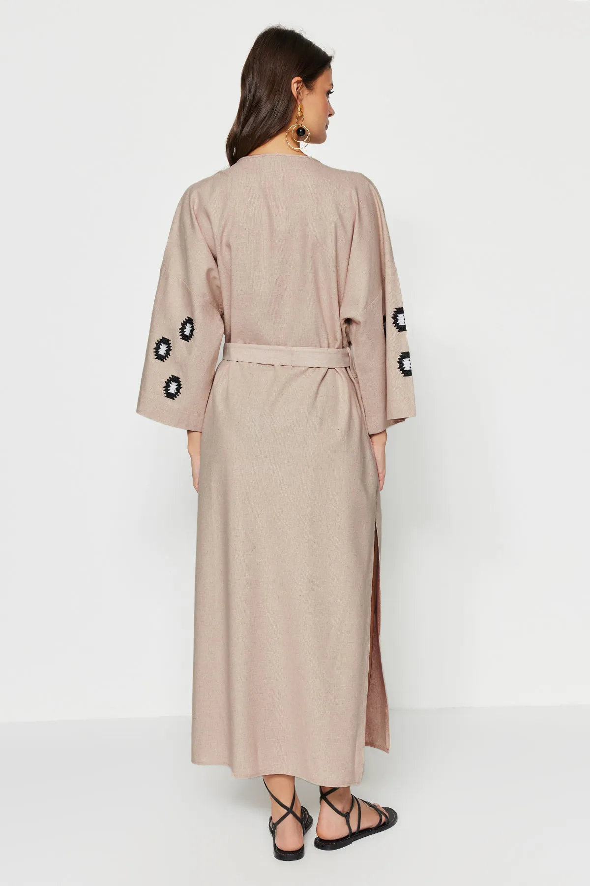 Trendyol Collection  Beigefarbener, gewebter, bestickter Maxi-Kimono und Kaftan aus Leinenmischung aus 100 % Baumwolle mit Gürtel TBESS21KM0175