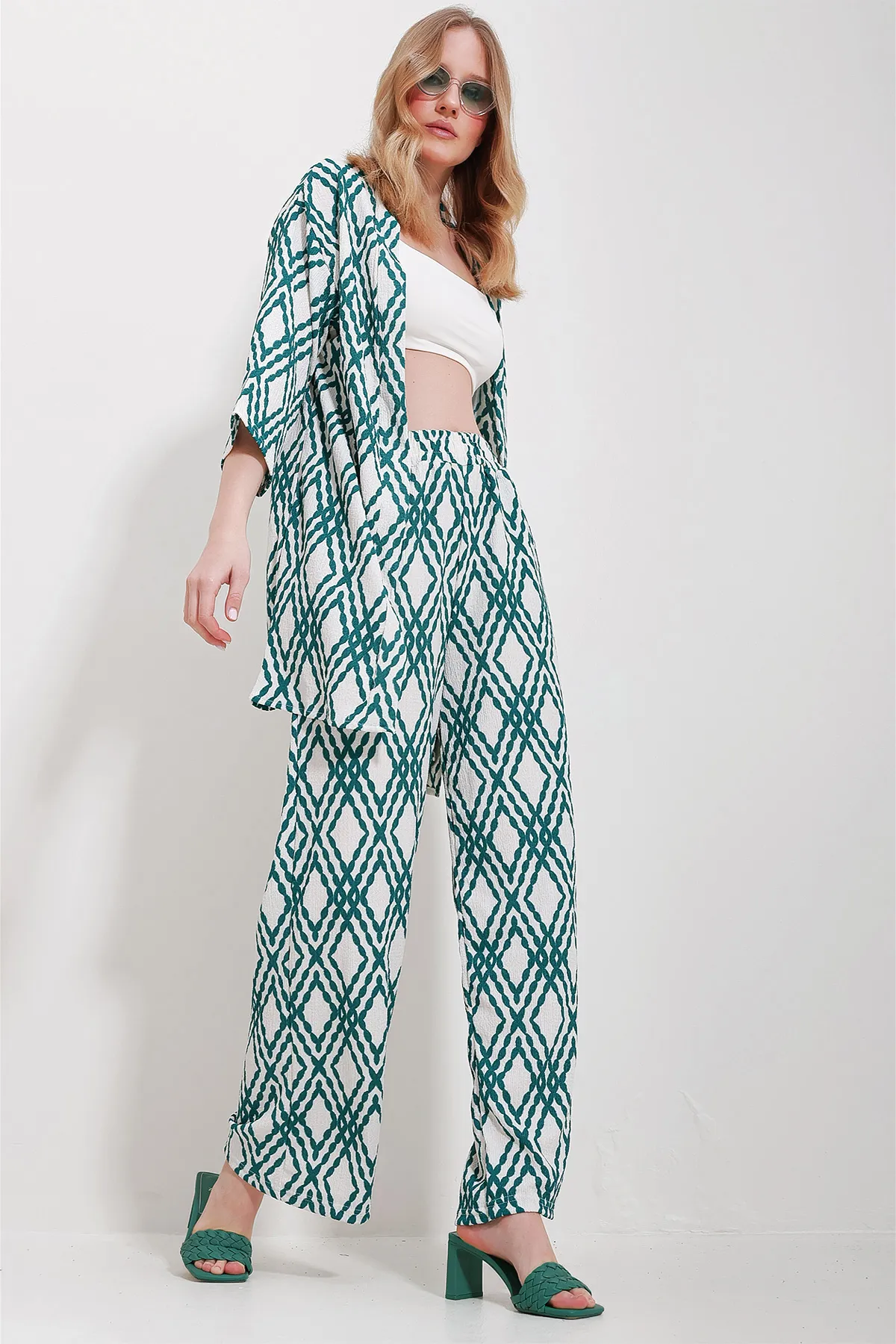 Trend Alaçatı Stili  Grünes gemustertes Set aus Kimonojacke und Palazzohose für Damen ALC-X10512