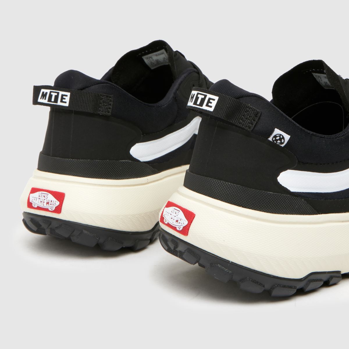 Vans – MTE Crosspath – Svarta och vita sneakers
