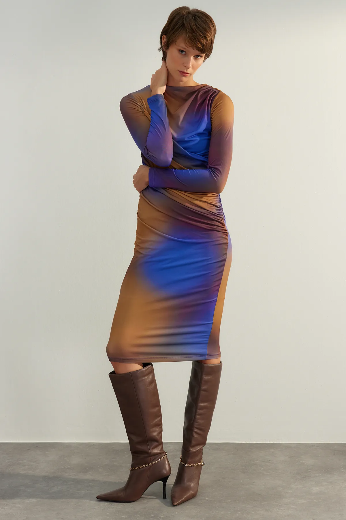 Trendyol Collection  Mehrfarbiges, tailliertes Maxi-Stretch-Strickkleid in limitierter Auflage TWOAW24EL00718