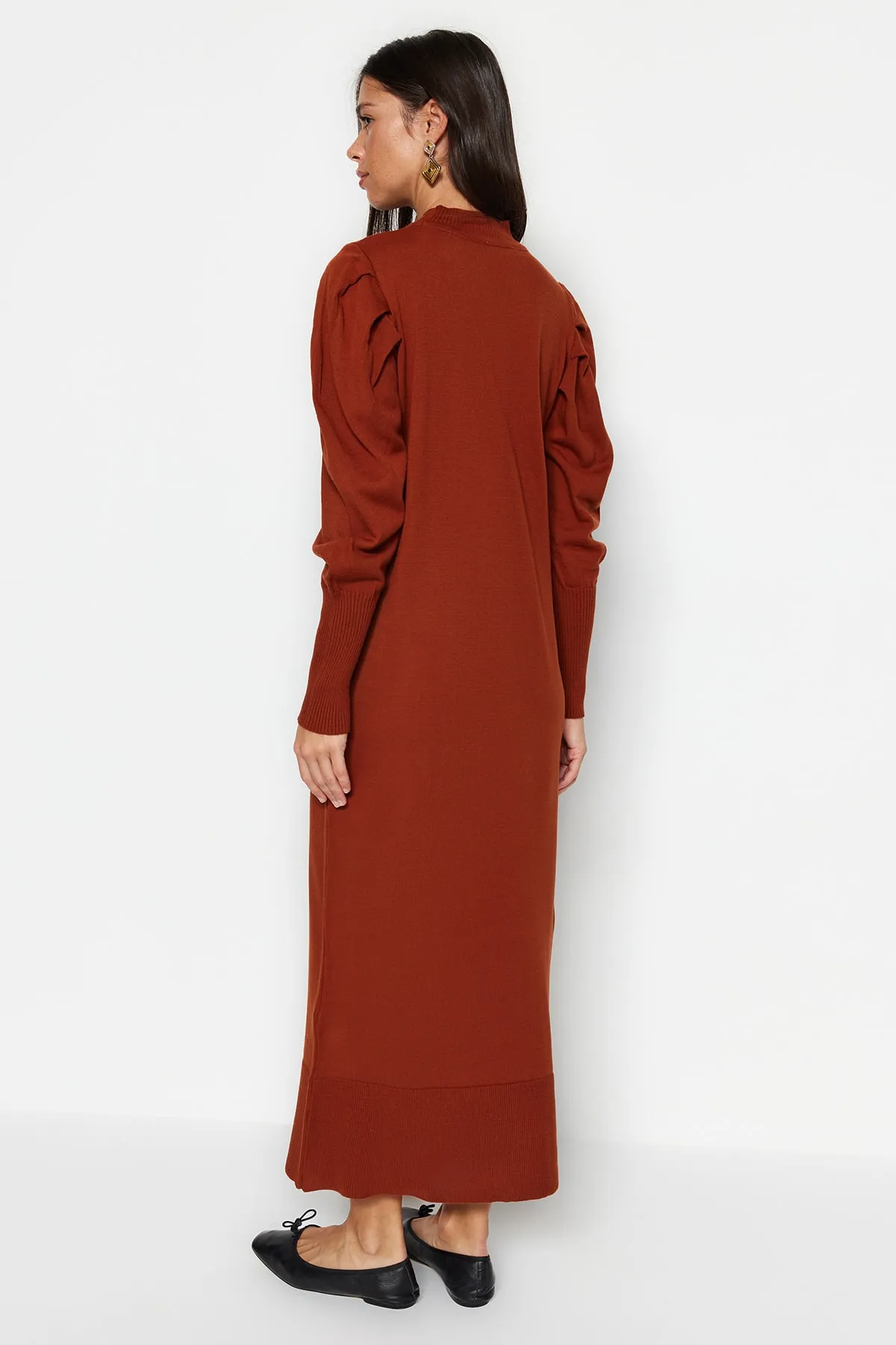 Trendyol Modest  Gerafftes Strickkleid mit gefliestem Rundhalsausschnitt und Schultern TCTAW23EB00047
