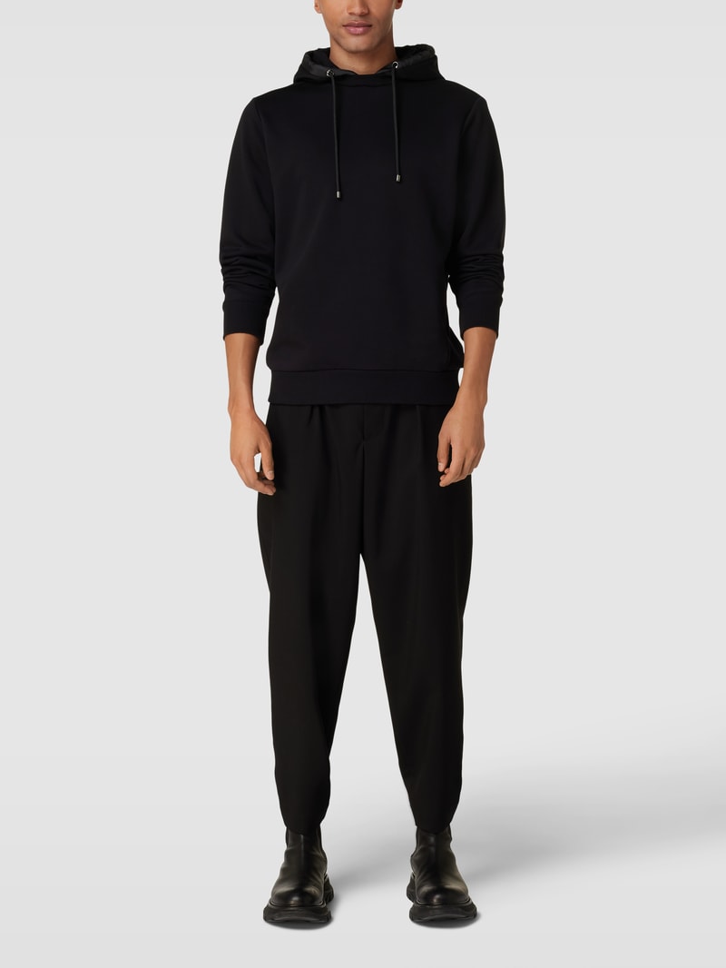 Hoodie mit Ripp-Einsatz in schwarz
