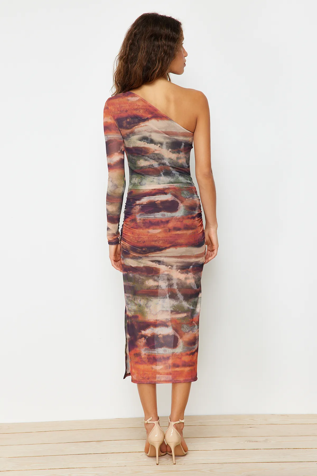 Trendyol Collection  Mehrfarbiges, figurbetontes, drapiertes One-Shoulder-Maxi-Strickkleid mit Tüllfutter TWOSS23EL01799