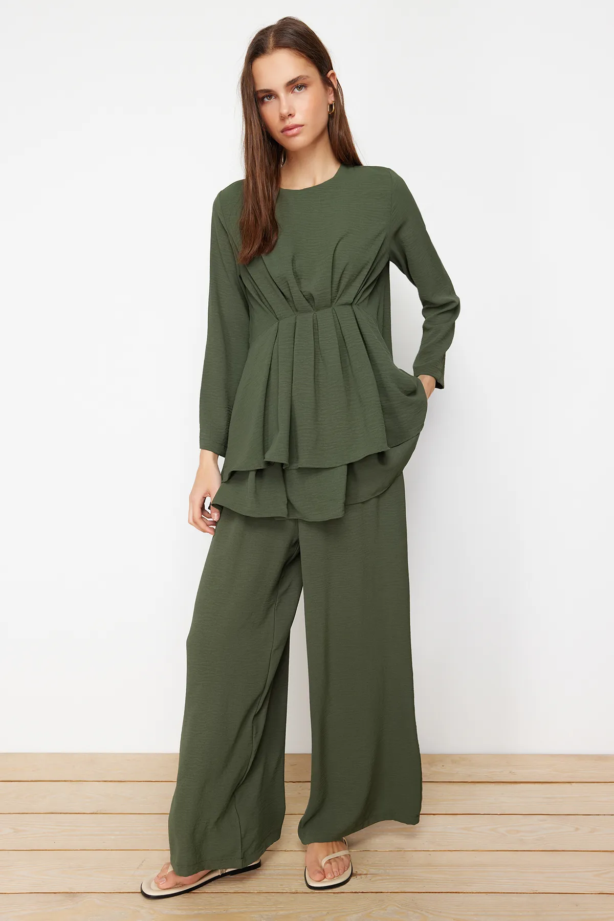Trendyol Modest  Khakifarbenes Aerobin-Tunika-Set mit Kordelzug und Hose aus gewebtem Unterteil und Oberteil TCTSS24US00009