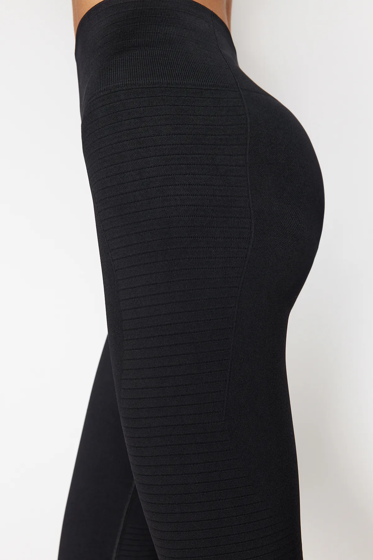 Trendyol Collection  Schwarze, nahtlos/nahtlos strukturierte, selbstgemusterte, gestrickte Sport-Leggings in voller Länge THMSS24TY00031