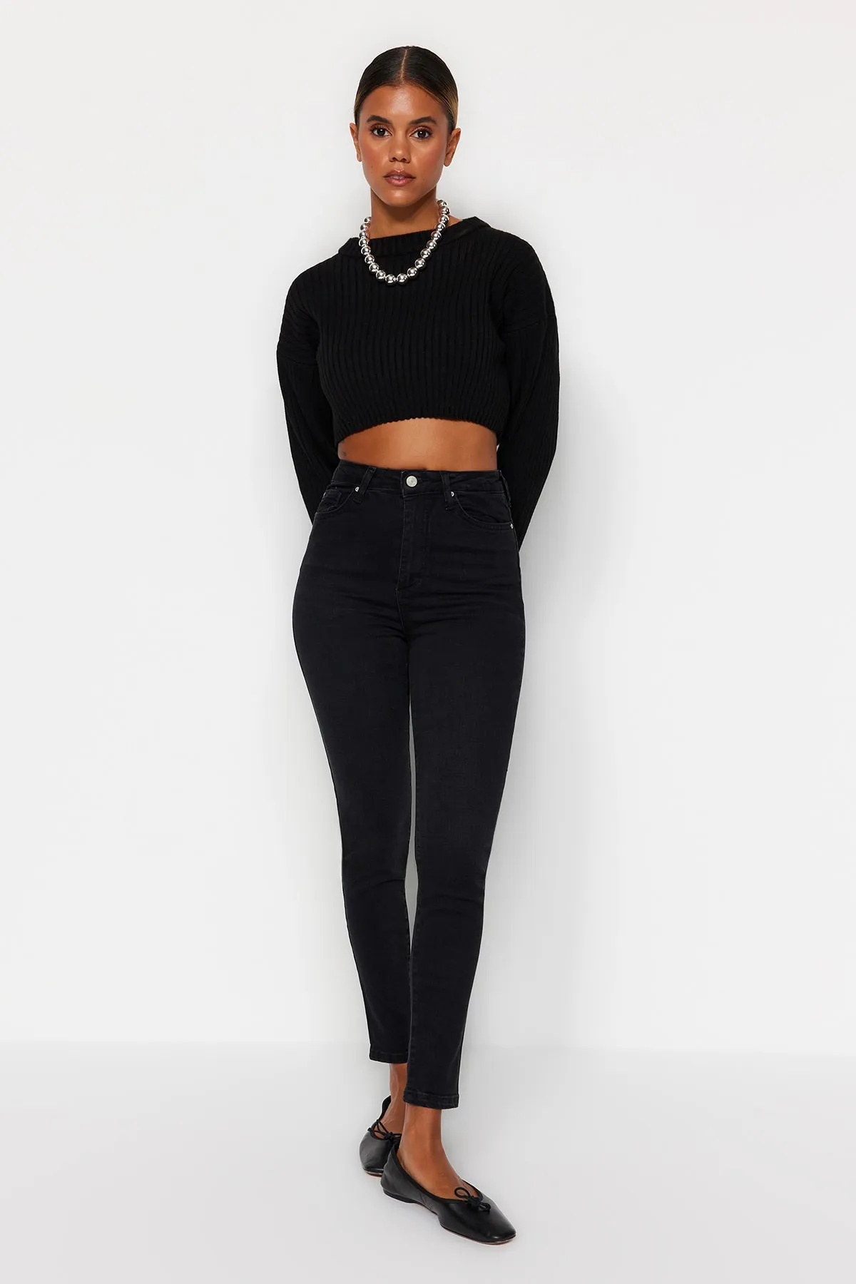 Trendyol Collection  Schwarze Skinny-Jeans mit superhoher Taille TWOSS22JE0560