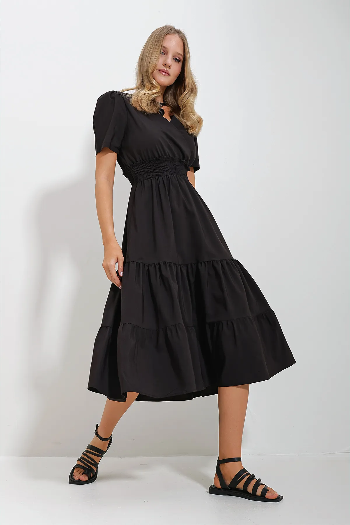 Trend Alaçatı Stili  Schwarzes zweireihiges Damenkleid aus gewebter Popeline mit Taillenführung und Volants ALC-X11610