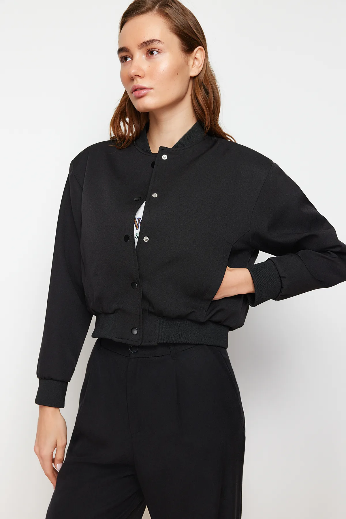 Trendyol Collection  Schwarze, verkürzte, schmale Bomberjacke TWOSS24MO00032