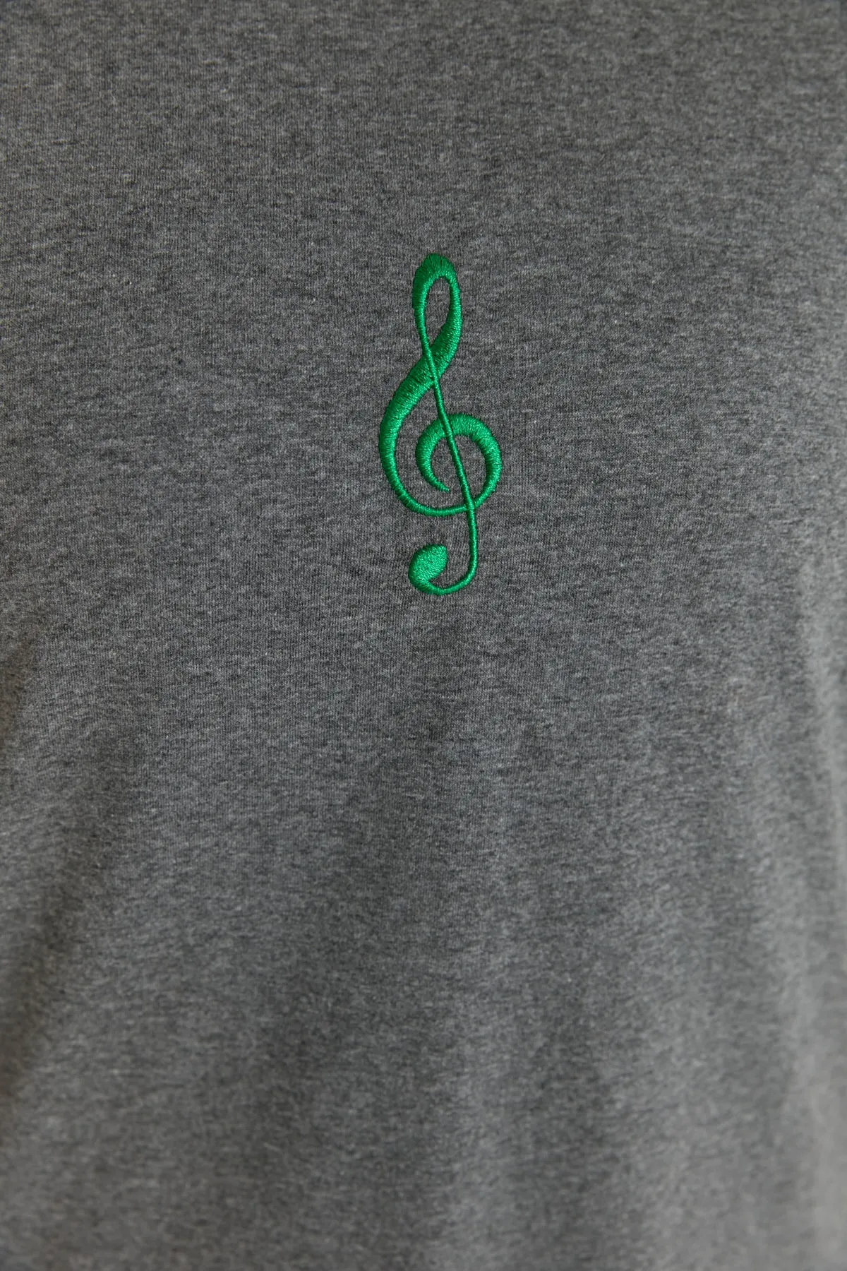 Trendyol Curve  Anthrazitfarbenes, gestricktes, besticktes T-Shirt mit weiter Passform TBBSS22BF00002