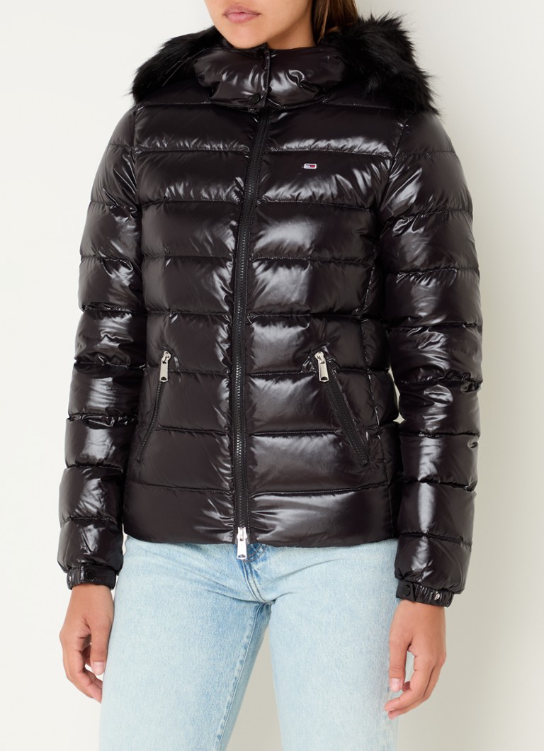 Jachetă matlasată din puf de la Tommy Hilfiger, cu glugă detașabilă.