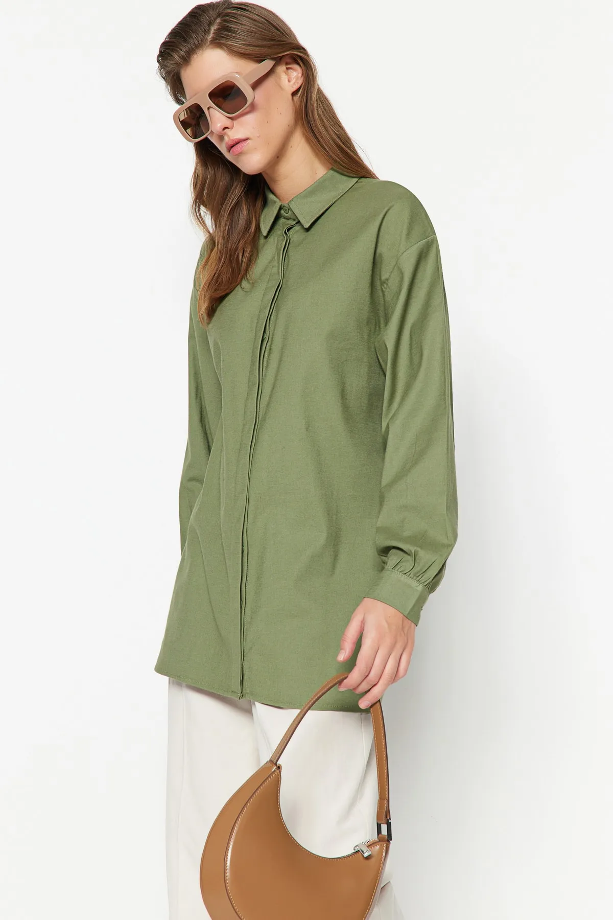 Trendyol Modest  Khakifarbenes, gewebtes Hemd mit Gimpen auf der Rückseite TCTSS23TG00061