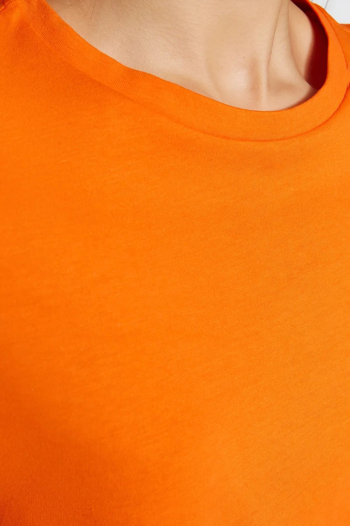Trendyol Collection  Orangefarbenes Basic-Strick-T-Shirt mit Rundhalsausschnitt aus 100 % Baumwolle TWOSS23TS00000