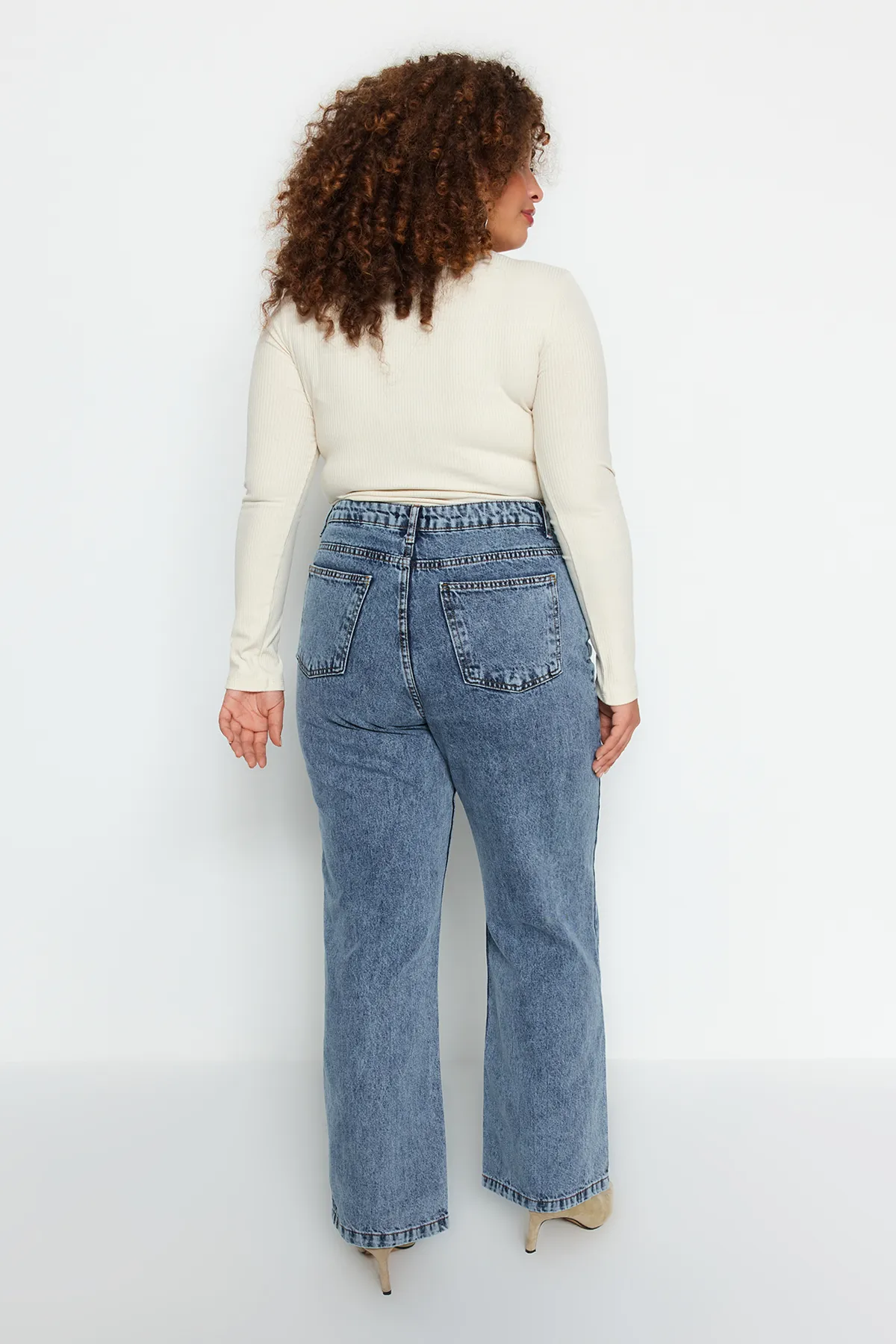 Trendyol Curve  Blaue, weit geschnittene Jeans TBBAW24CJ00008