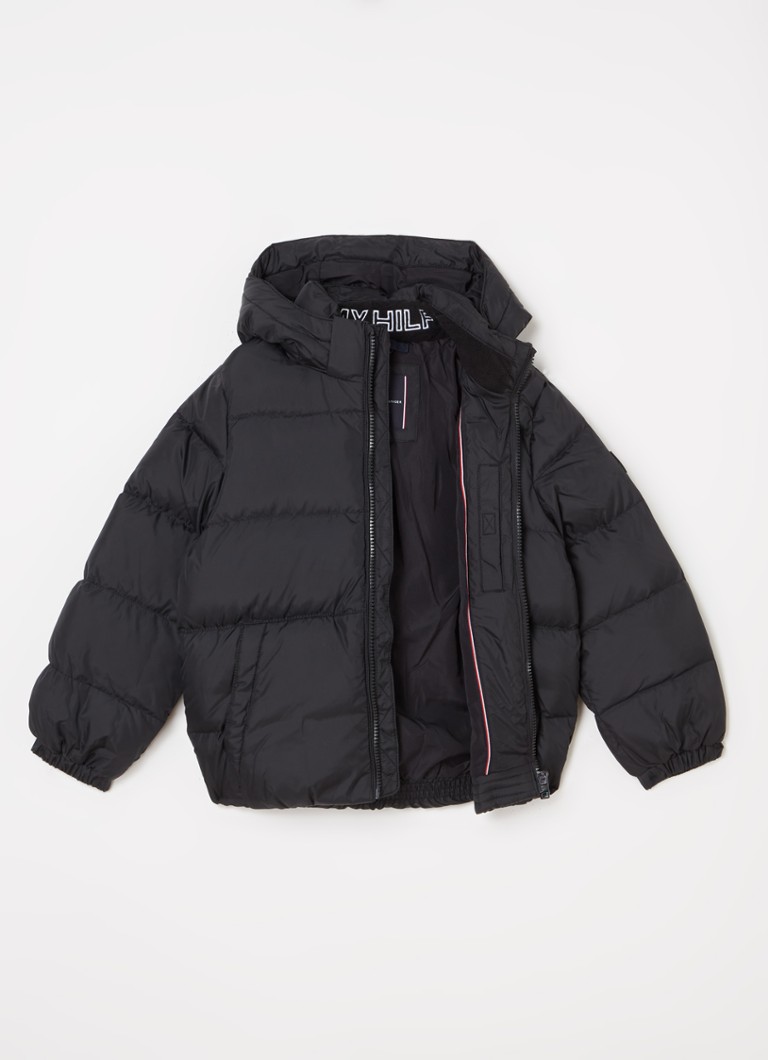 Jachetă matlasată din puf de la Tommy Hilfiger, cu glugă detașabilă.