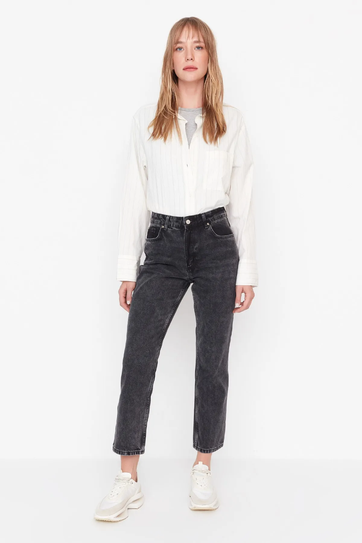 Trendyol Collection  Schwarze, nachhaltigere Jeans mit geradem Bein und hoher Taille TWOAW23JE00362