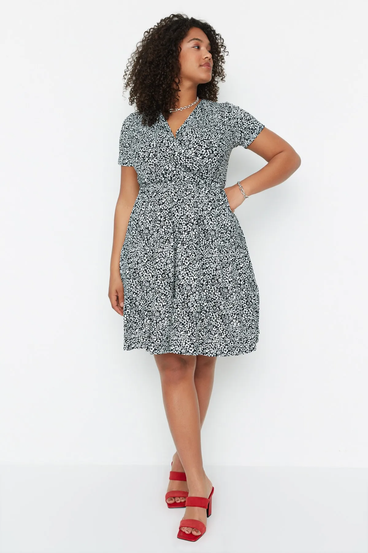 Trendyol Curve  Schwarzes Strickkleid mit V-Ausschnitt und Blumenmuster TBBSS22EL1638