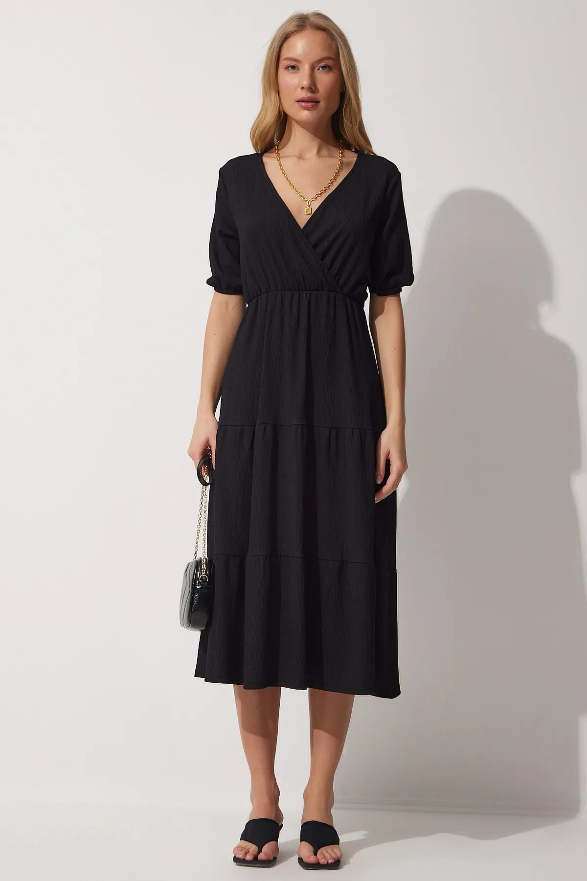 Happiness İstanbul  Schwarzes Sommerstrickkleid mit Wickelkragen für Damen UB00026