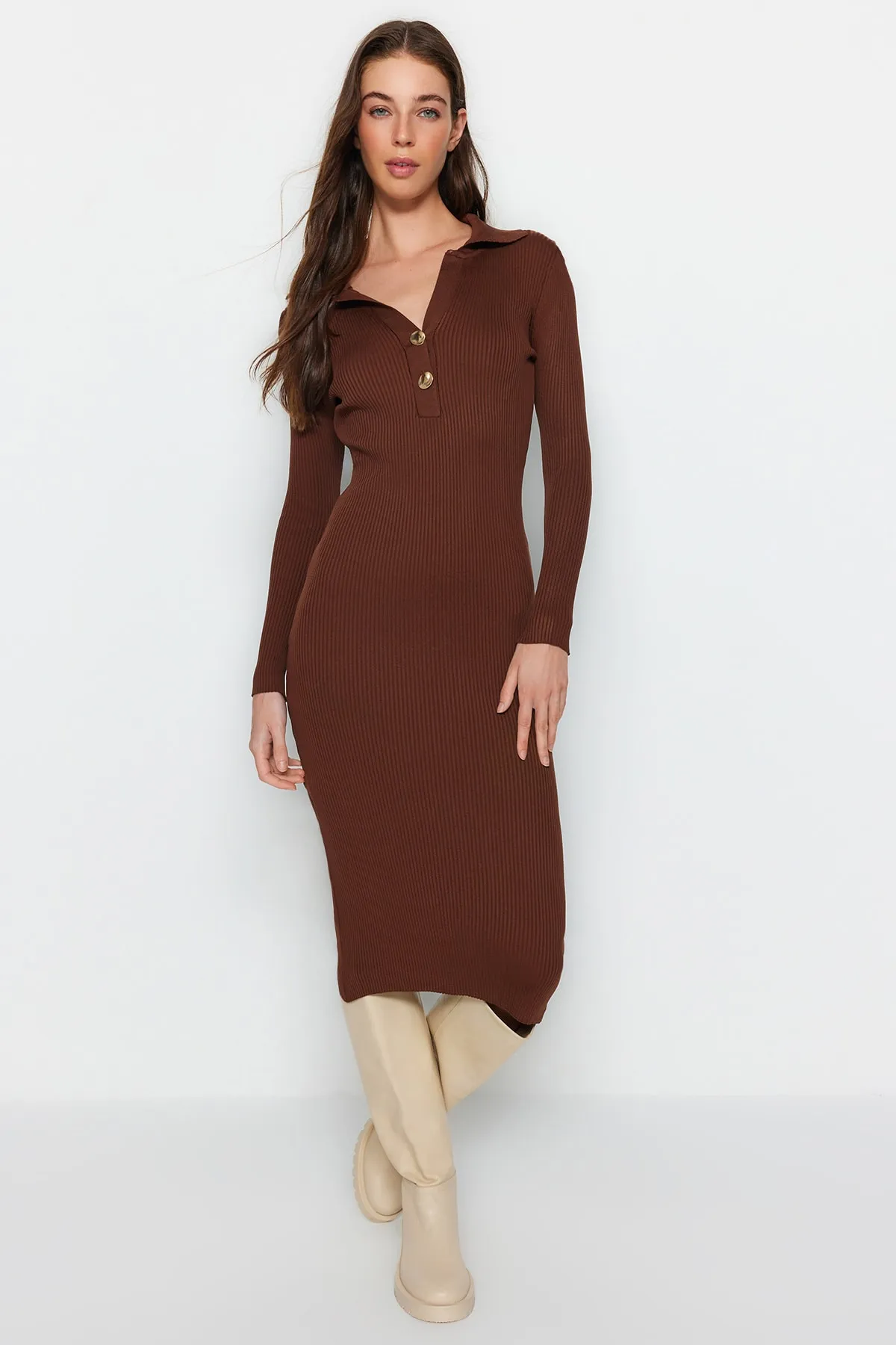 Trendyol Collection  Braunes Midi-Strickkleid mit Rollkragen TWOAW24EL00030