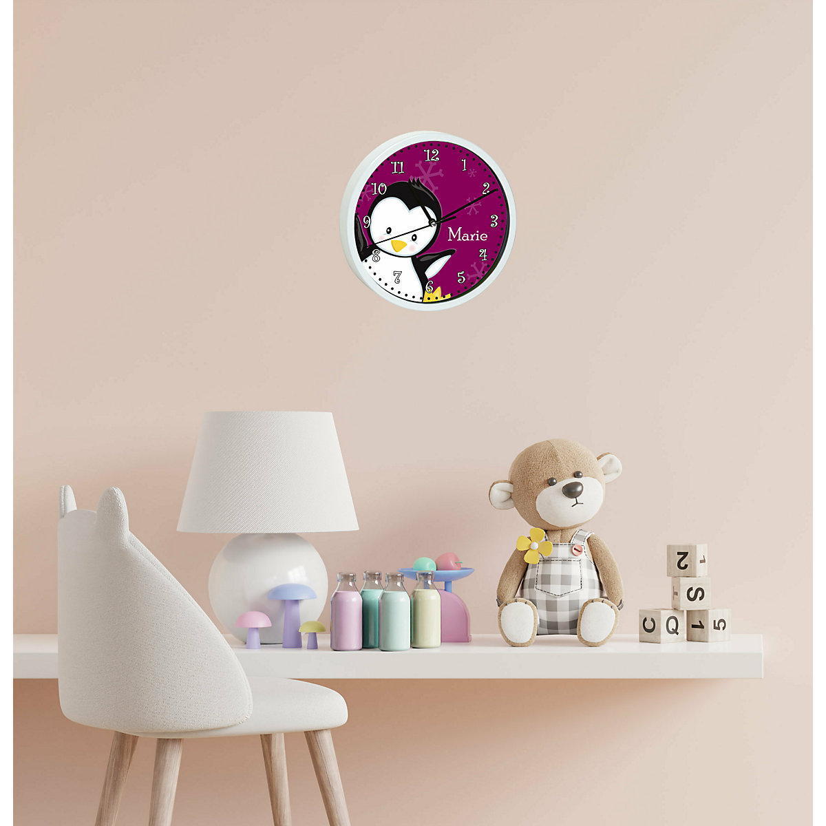 Kinder Wanduhr laufruhig personalisiert mit Name Pinguin brombeere