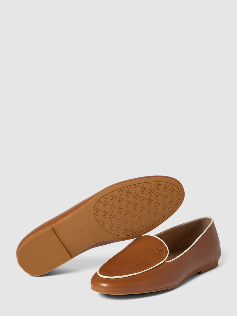 Schuhe mit Kontraststreifen in cognac