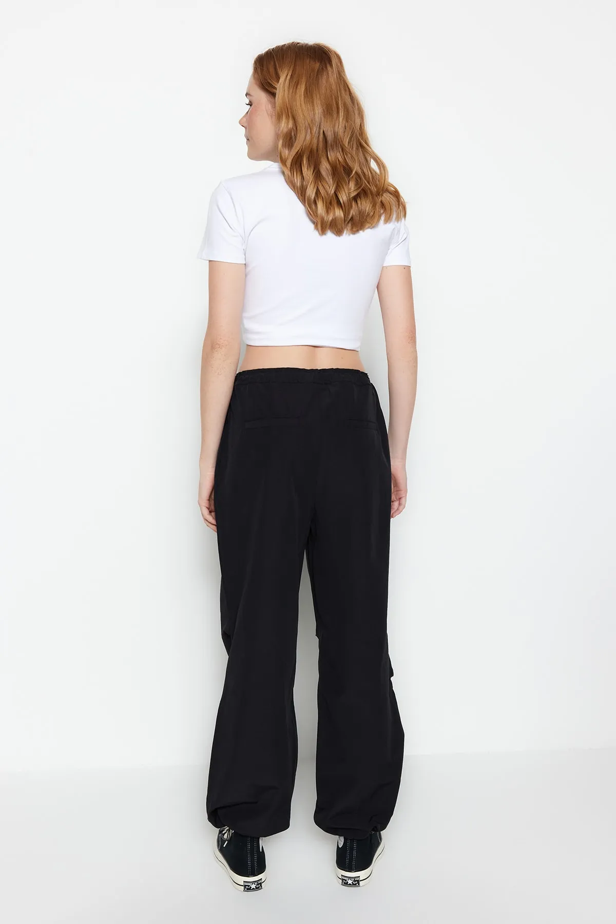 Trendyol Collection  Schwarze Jogger-Hose aus elastischem Webstoff mit normaler Taille TWOSS23PL00158
