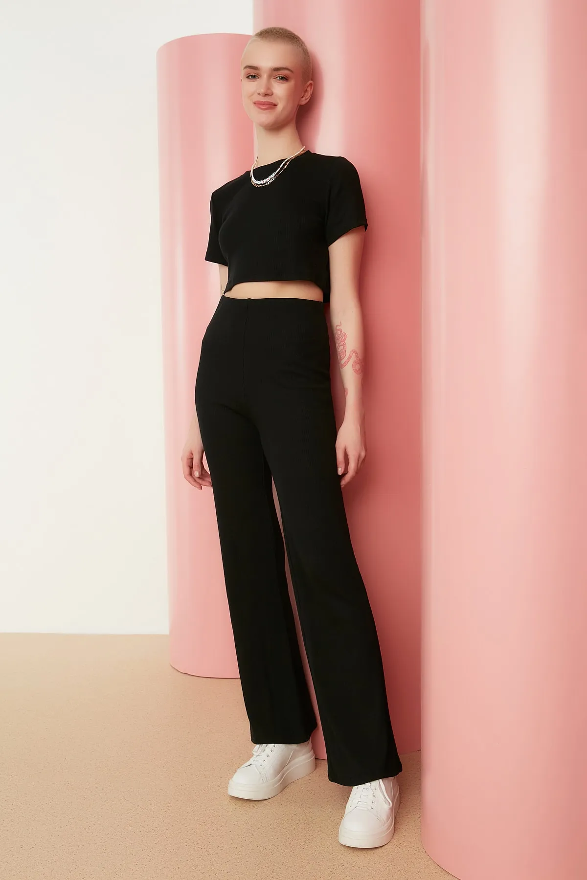 Trendyol Collection  Schwarzes, kurzes Set aus gerippter, dehnbarer Strickbluse und Hose mit Rundhalsausschnitt, Oberteil und Unterteil TWOSS21AU0160