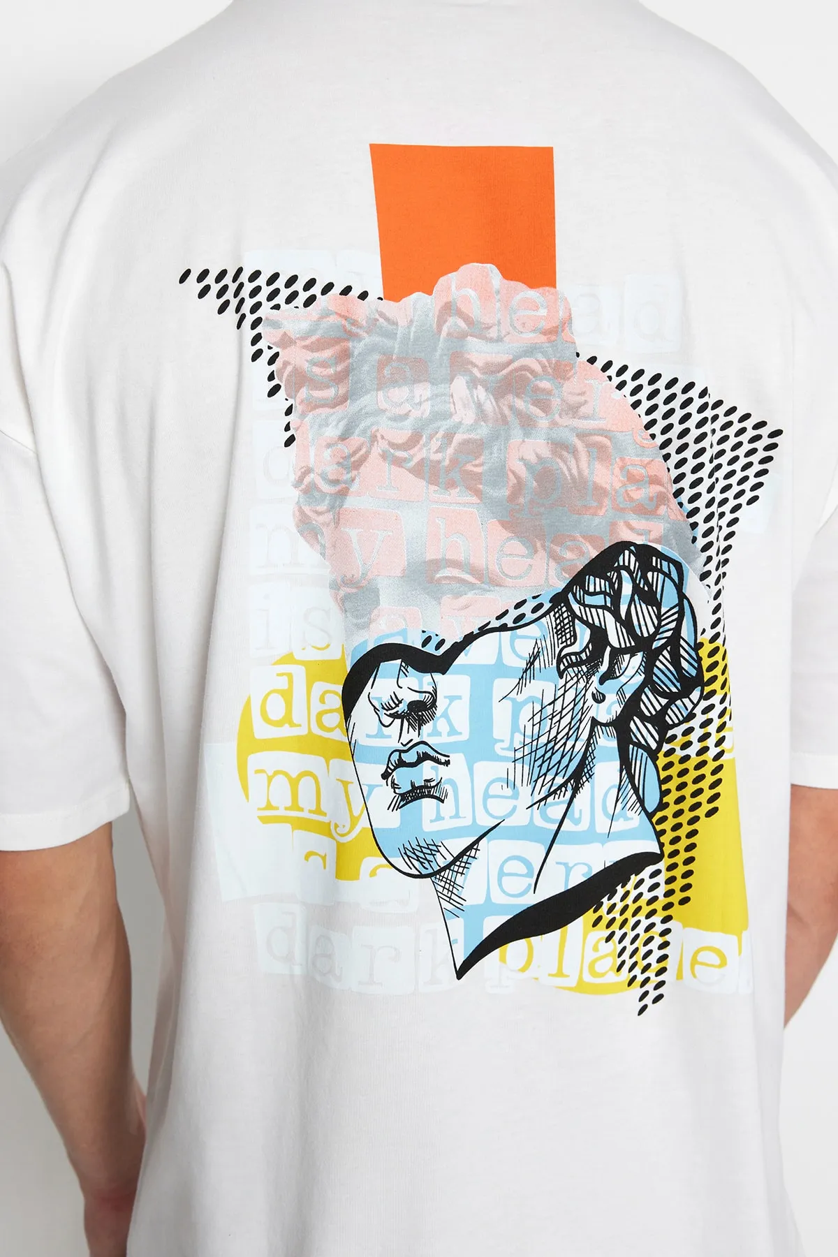Trendyol Collection  Ecru Unisex-Strick-T-Shirt in Übergröße/weiter Passform mit künstlerischem Aufdruck auf der Rückseite TMNSS23TS00151
