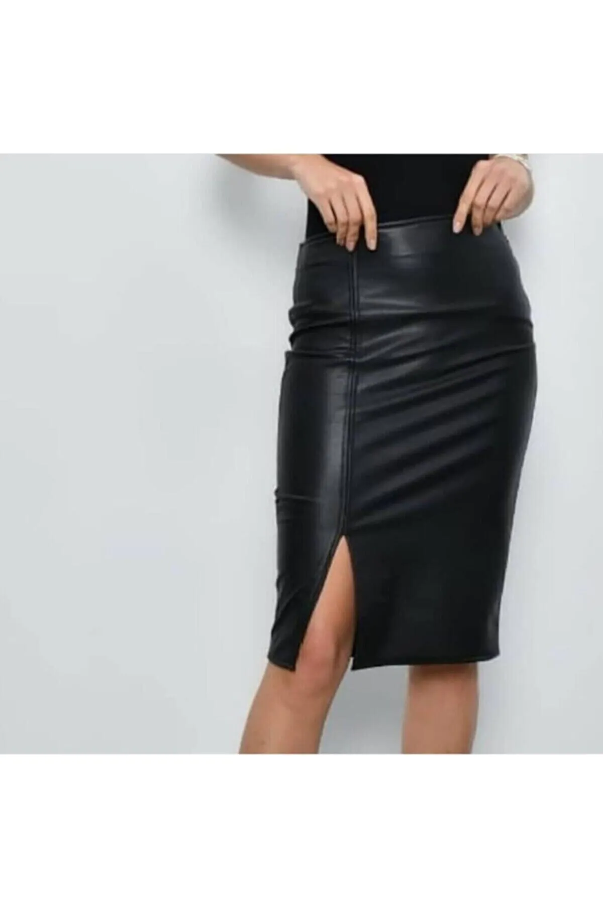 IŞILDA  Damenbekleidung Schwarzer Mini-Bleistiftrock aus Leder mit Schlitz