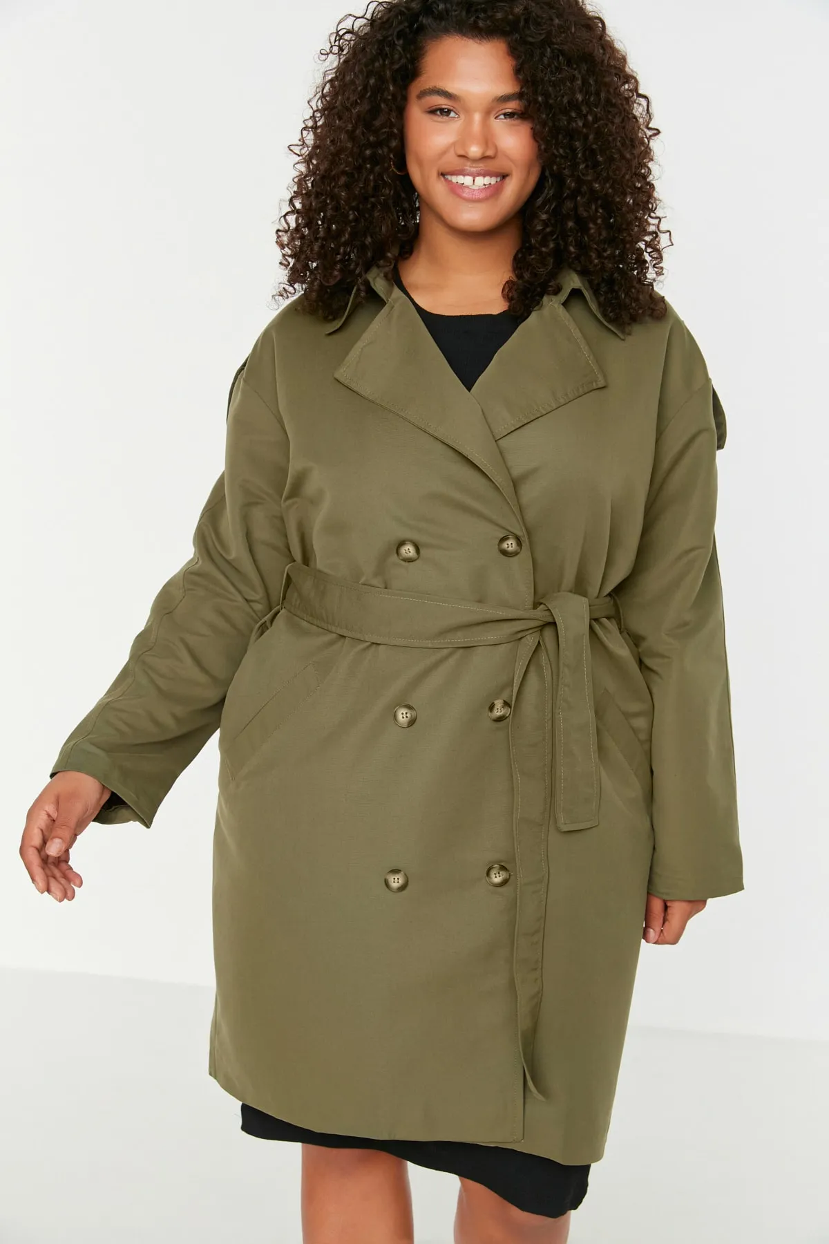 Trendyol Curve  Khakifarbener Trenchcoat mit Schulterklappen, detailliertem Jackenkragen und Gürtel, breiter Passform TBBAW23BM00001