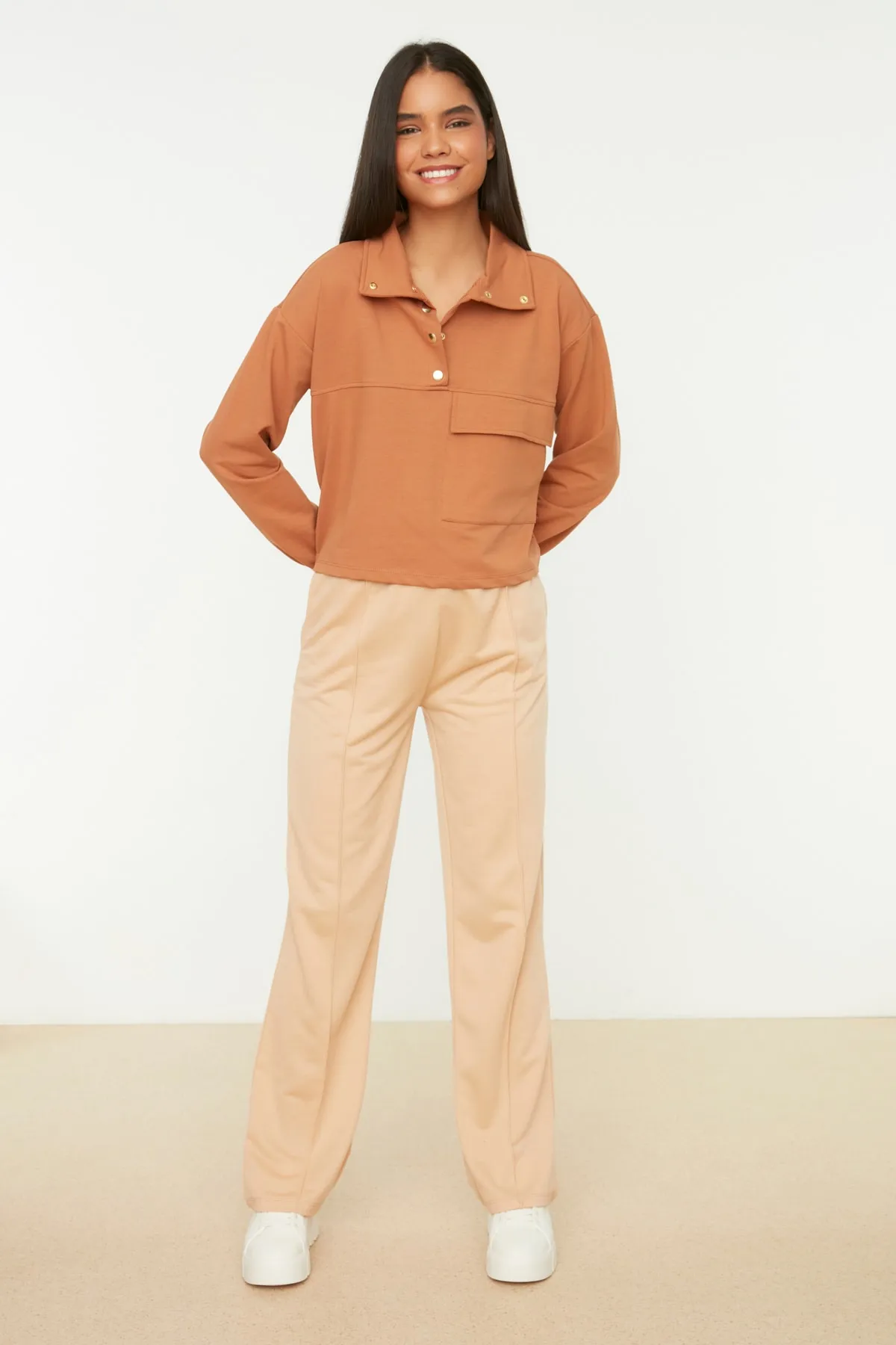 Trendyol Collection  Gerade, dünne Jogginghose aus Kamel-Strick mit Rippenmuster TWOSS22EA0031