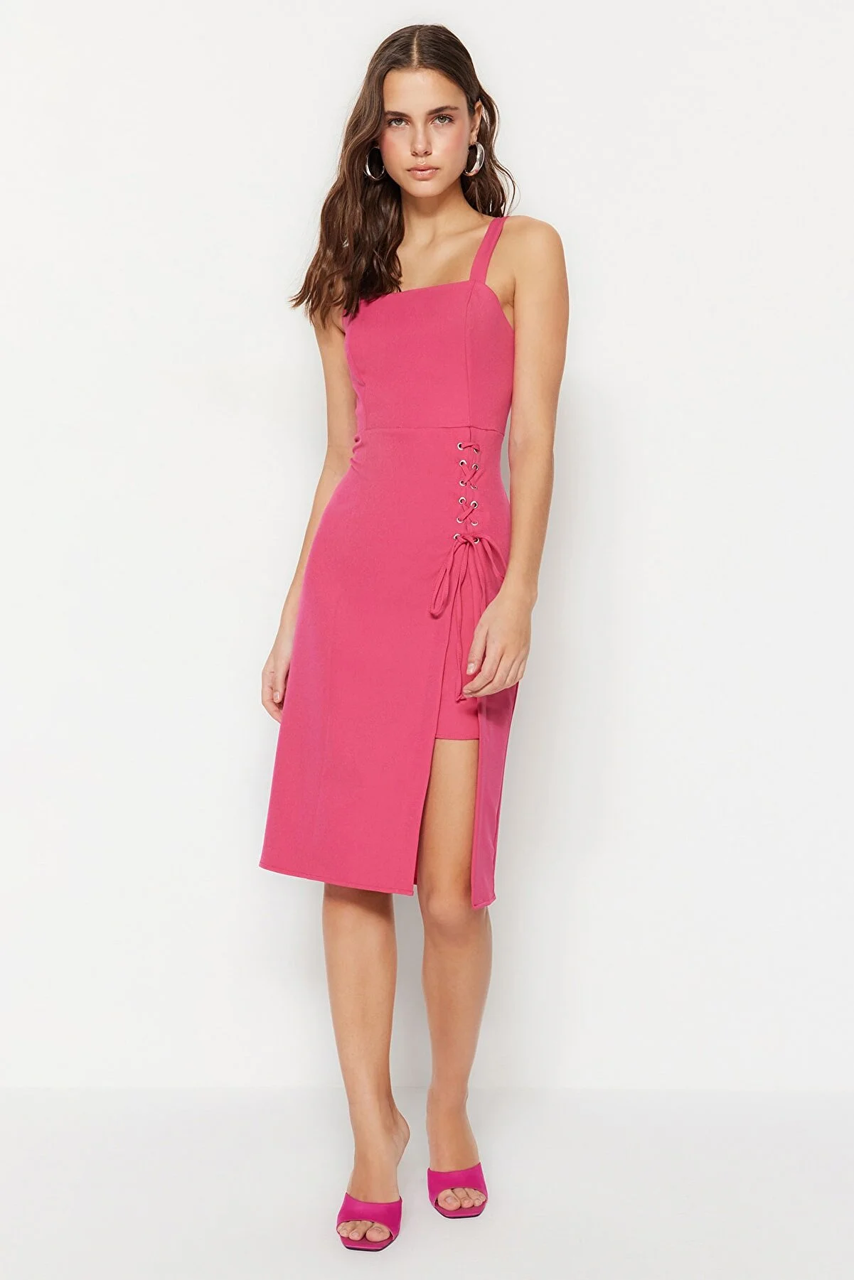 Trendyol Collection  Fuchsiafarbenes, figurbetontes, gewebtes Midikleid mit Ösen, Schlitz und quadratischem Kragen TWOSS19EL0079