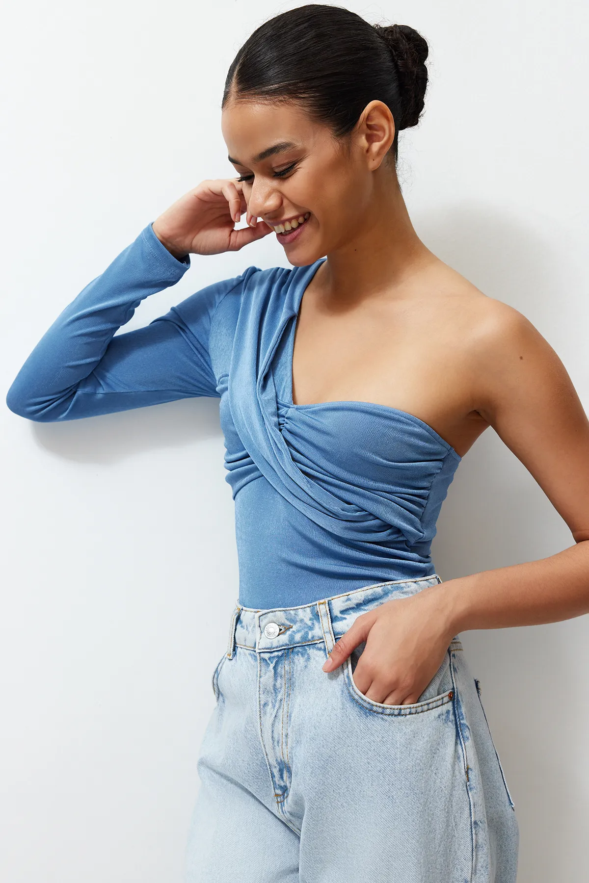 Trendyol Collection  Blaue, hochwertige, glänzende Oberfläche und weiche Textur, Shir-Detail, einärmelige Strickbluse TWOSS24BZ00390