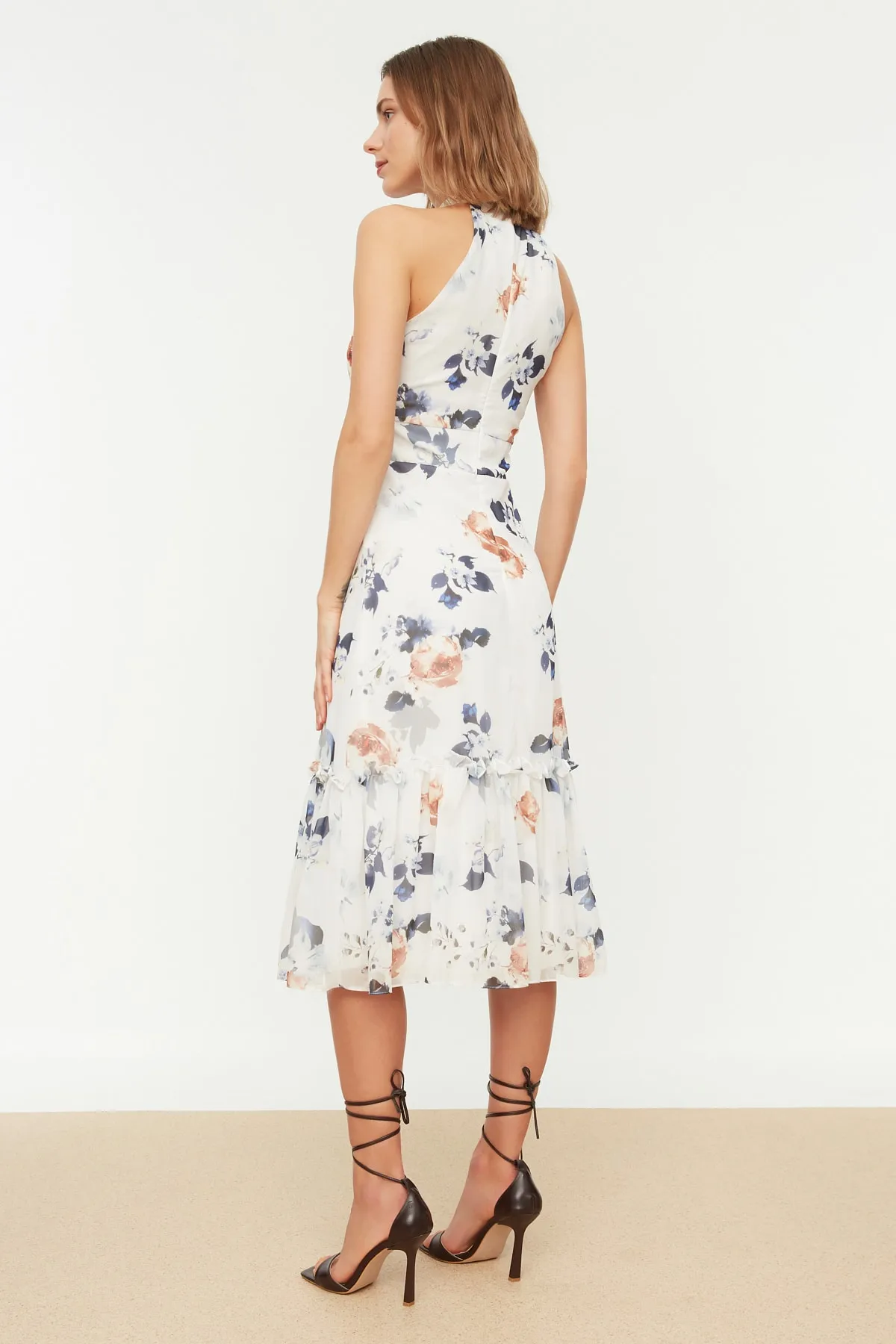 Trendyol Collection  Ecrufarbenes, gewebtes Midikleid mit Neckholder und Blumendruck TWOSS19LJ0200