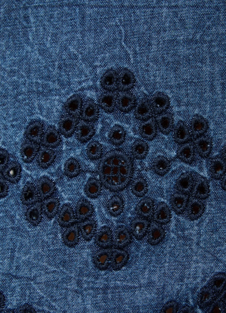 Abito tunica in chambray di Fernanda de Rails, impreziosito da ricami.