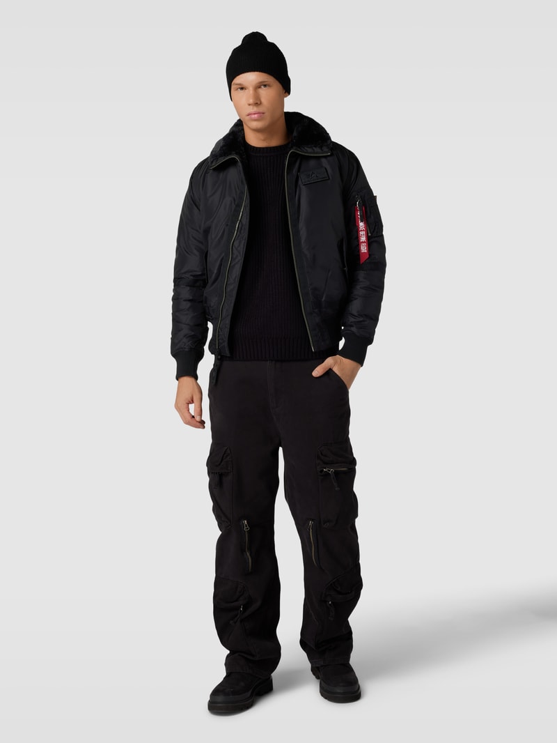 Bomberjacke mit Label-Patch in schwarz