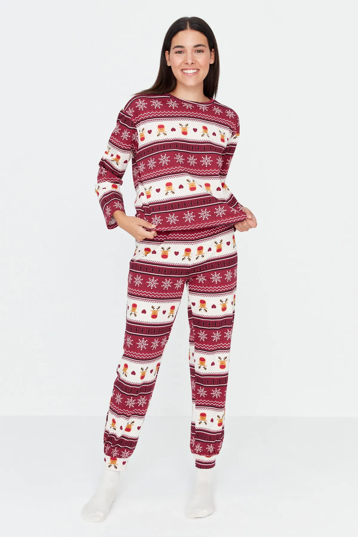 Trendyol Collection  Mehrfarbiges, gemustertes Strick-Pyjama-Set aus 100 % Baumwolle mit Weihnachtsmotiv THMAW23PT00315