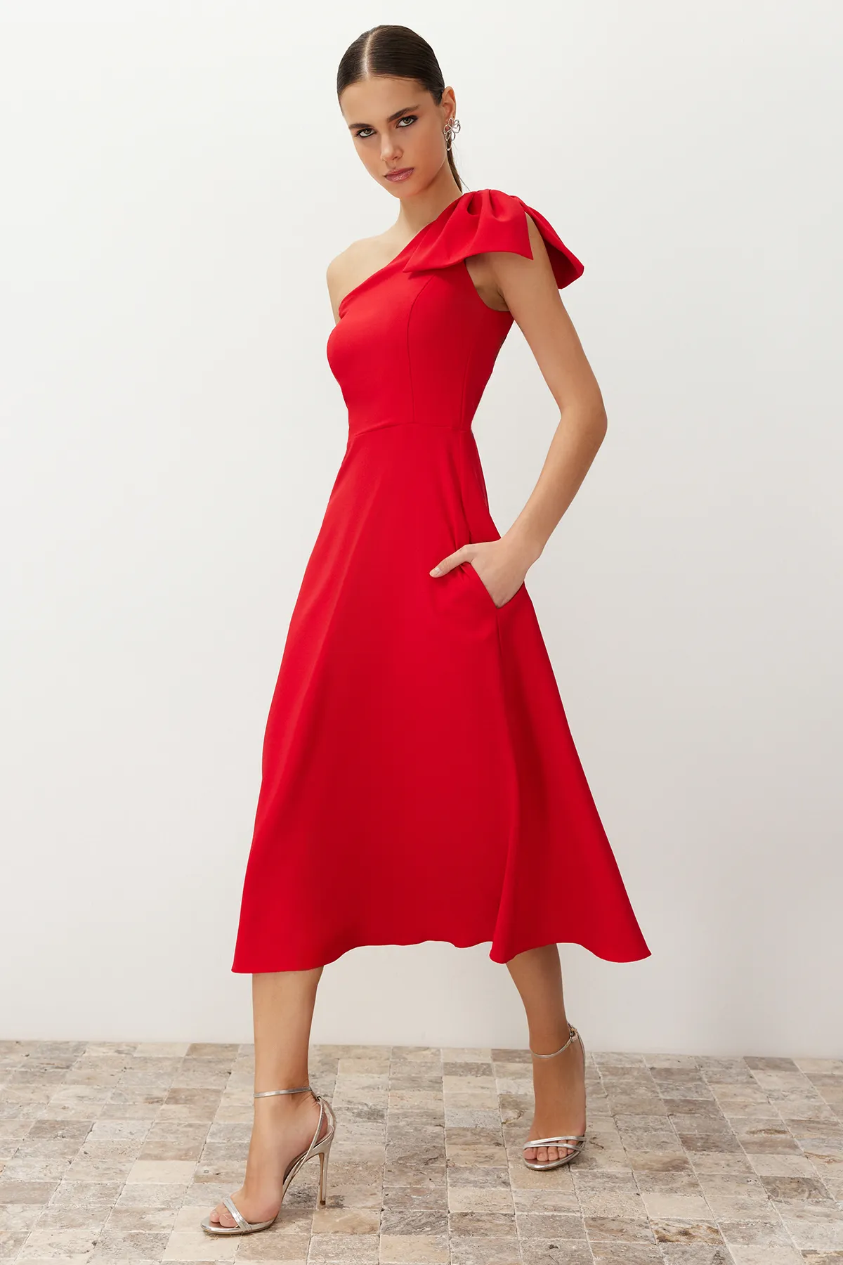 Trendyol Collection  Stilvolles rotes Abendkleid mit Schleifendetail