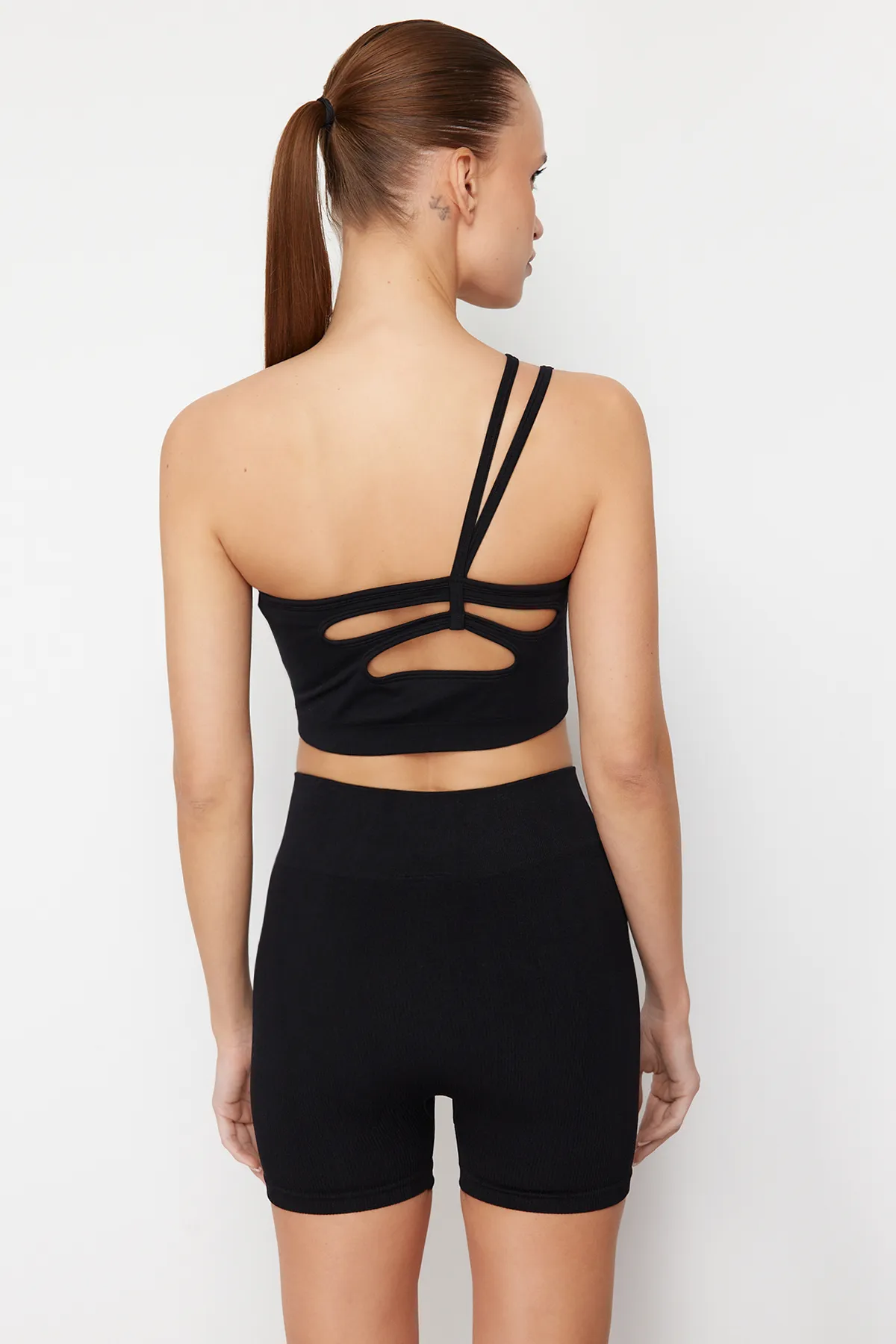 Trendyol Collection  Schwarzer nahtloser/nahtloser, unterstützter/styling Strick-Sport-BH mit einer Schulter und Schnürriemen THMSS24SS00013