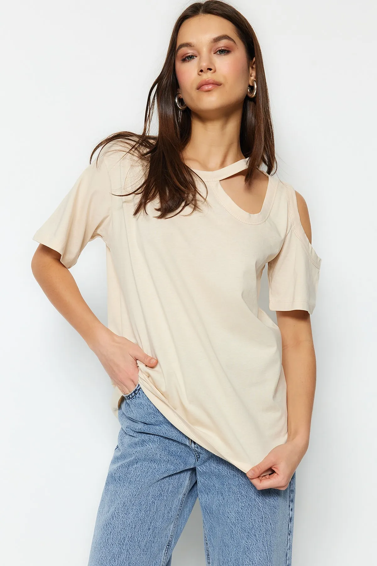 Trendyol Collection  Beiges Strick-T-Shirt aus 100 % Baumwolle mit Ausschnitten, detailliertem, entspanntem/weitem, entspanntem Schnitt und Rundhalsausschnitt TWOSS22TS1134