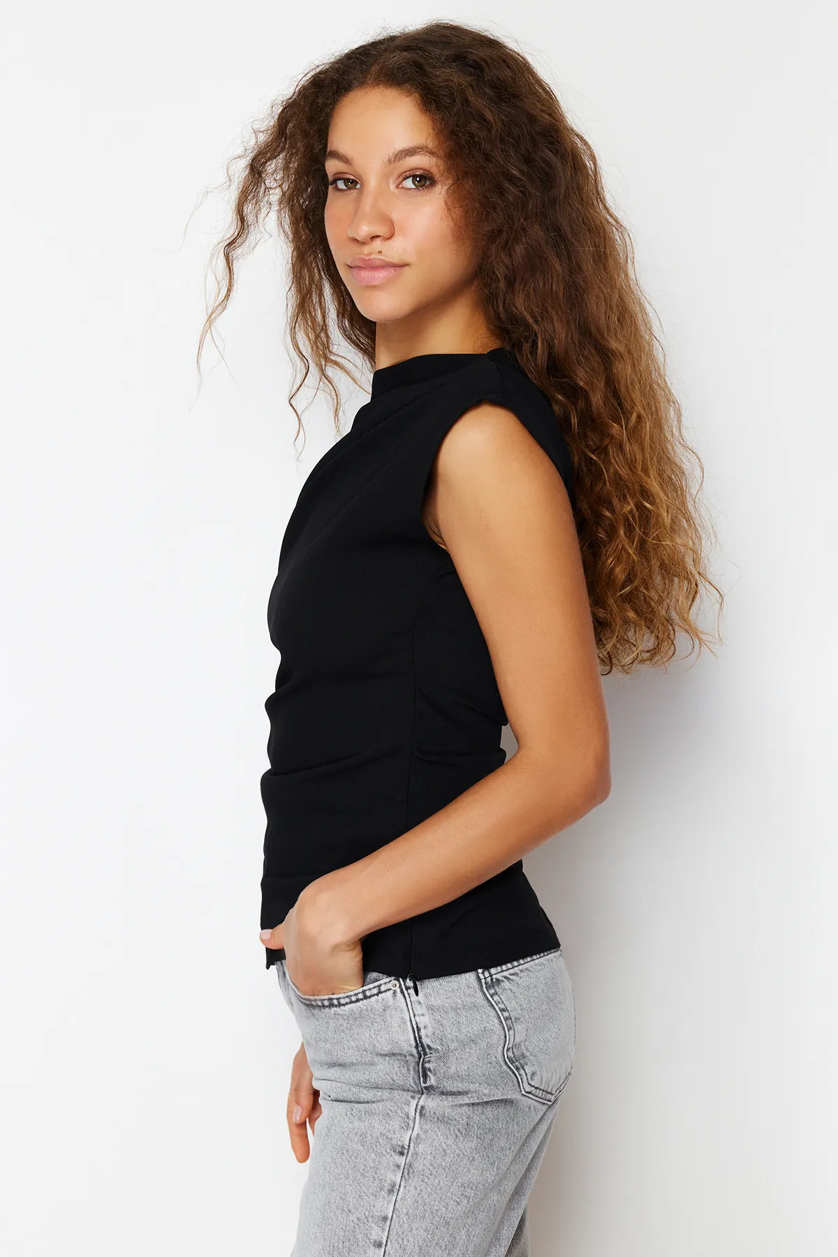 Trendyol Collection  Schwarze, figurbetonte Webbluse mit U-Boot-Ausschnitt TWOSS24BZ00353