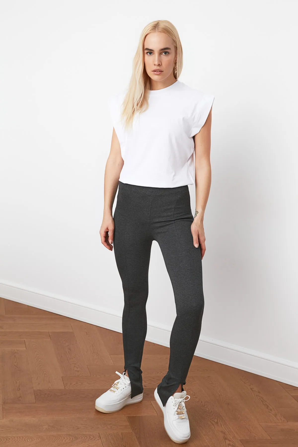 Trendyol Collection  Anthrazitfarbene Interlock-Strick-Leggings mit hoher Taille und geschlitzten Beinen TWOAW21PL0263