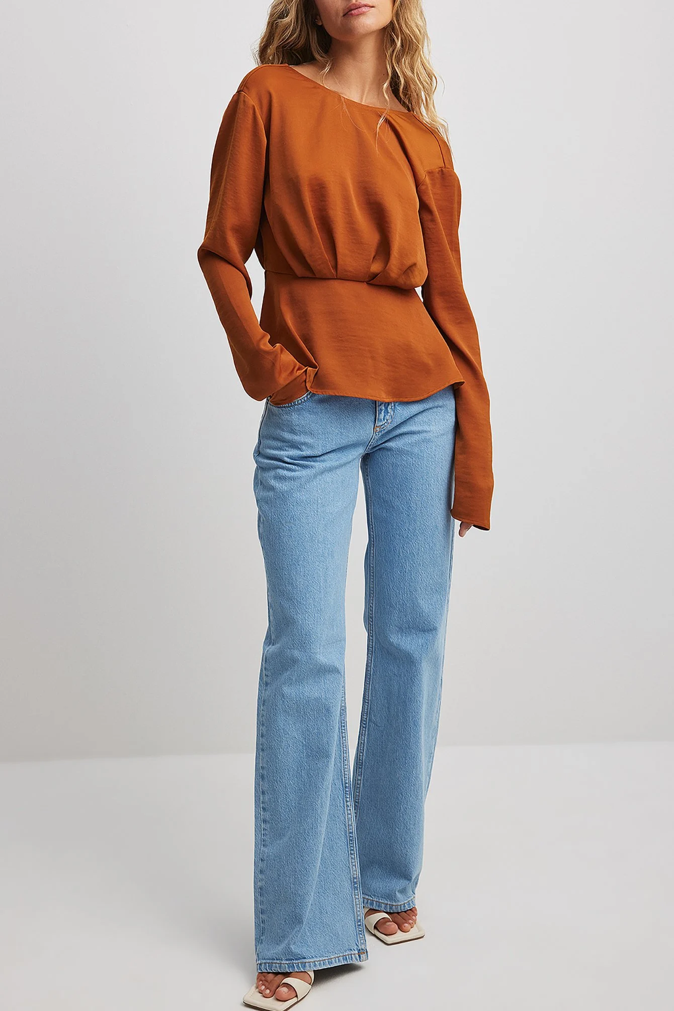 Drapierte Bluse mit V-Rücken